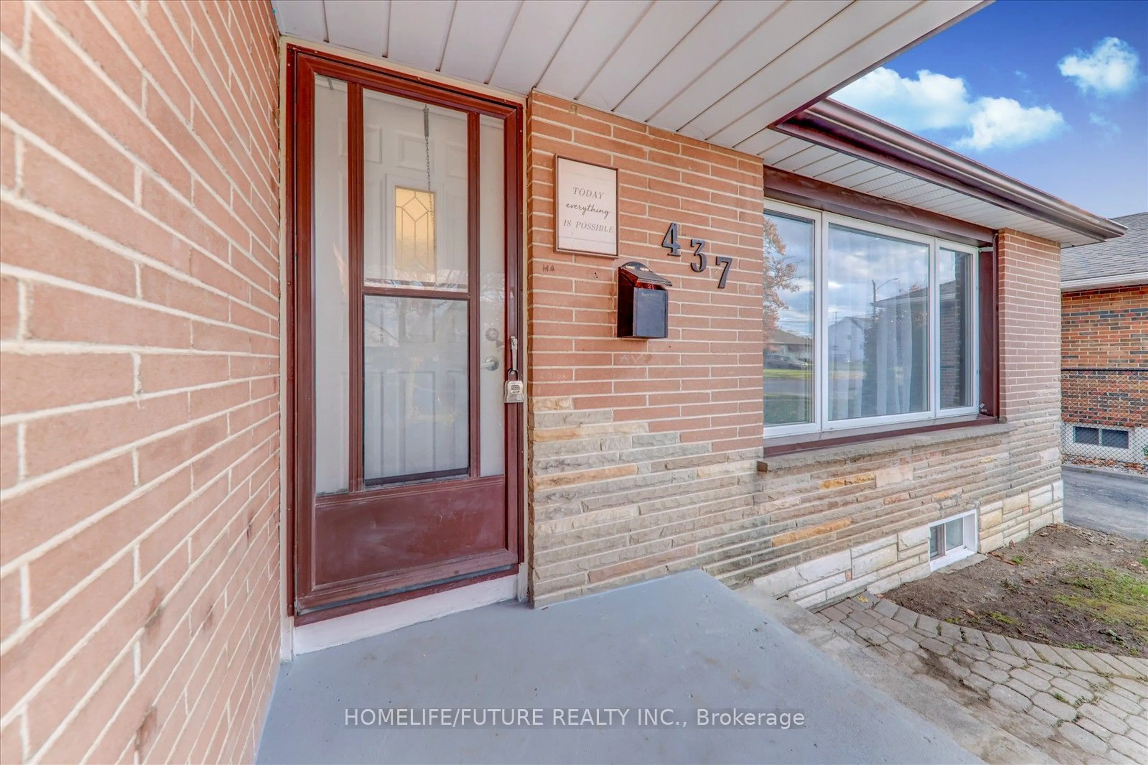 Indoor entryway for 437 Fairleigh Ave, Oshawa Ontario L1J 2W4