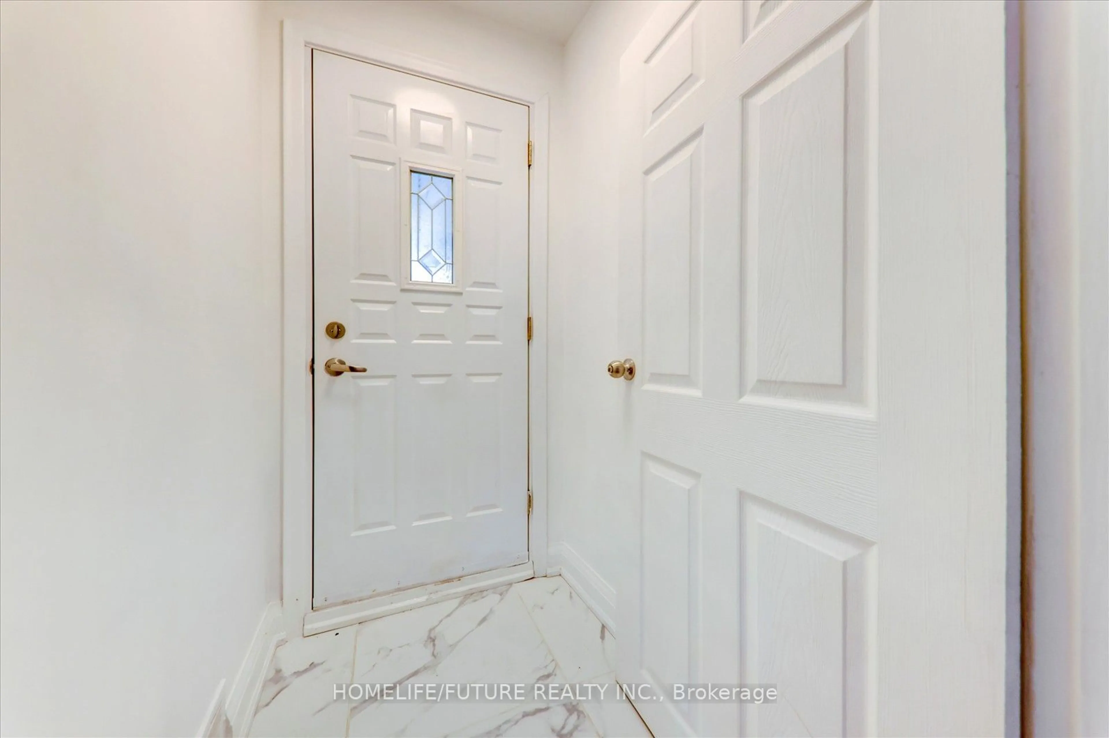 Indoor entryway for 437 Fairleigh Ave, Oshawa Ontario L1J 2W4