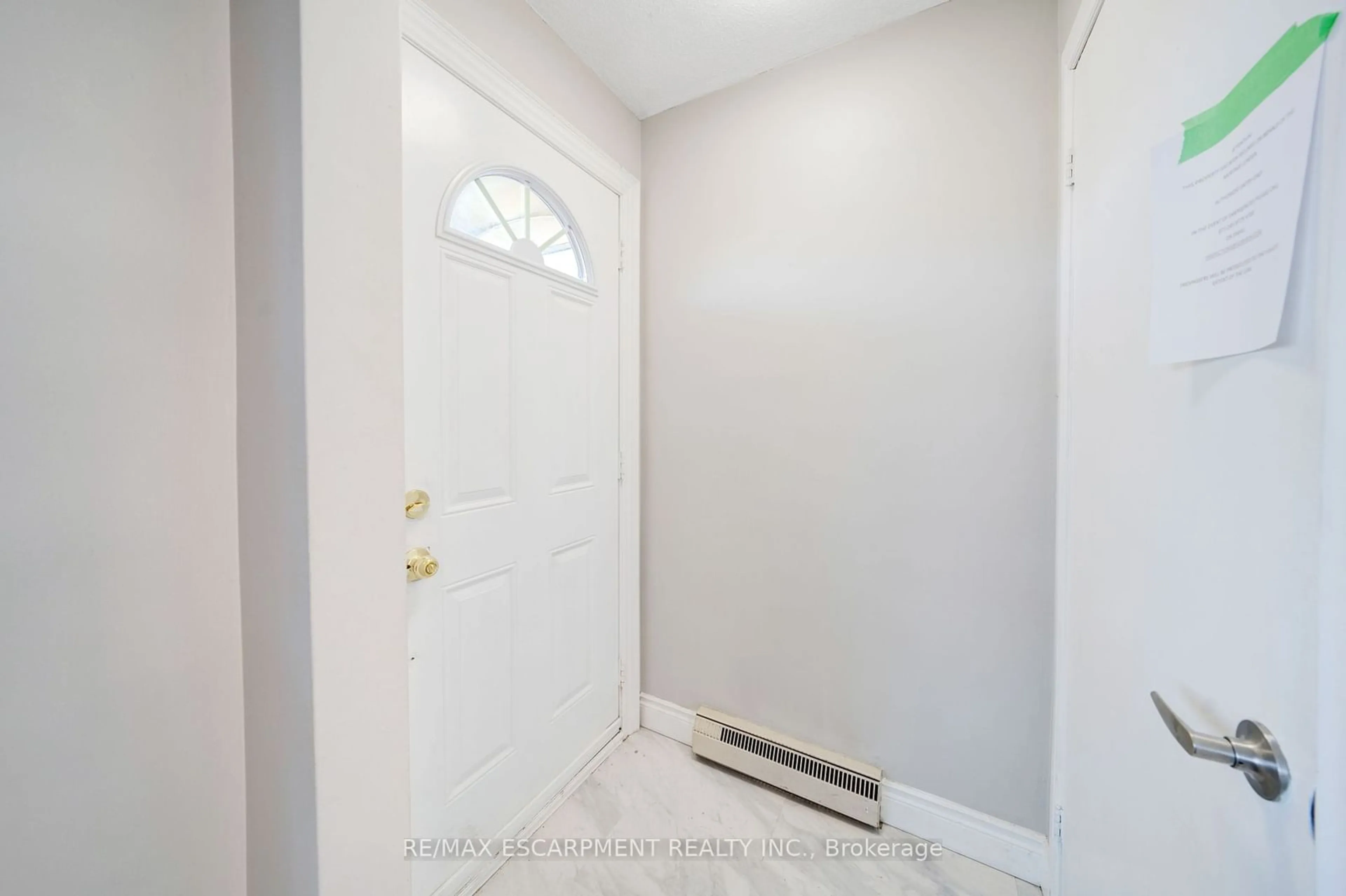 Indoor entryway for 612 Farewell St, Oshawa Ontario L1H 6N1