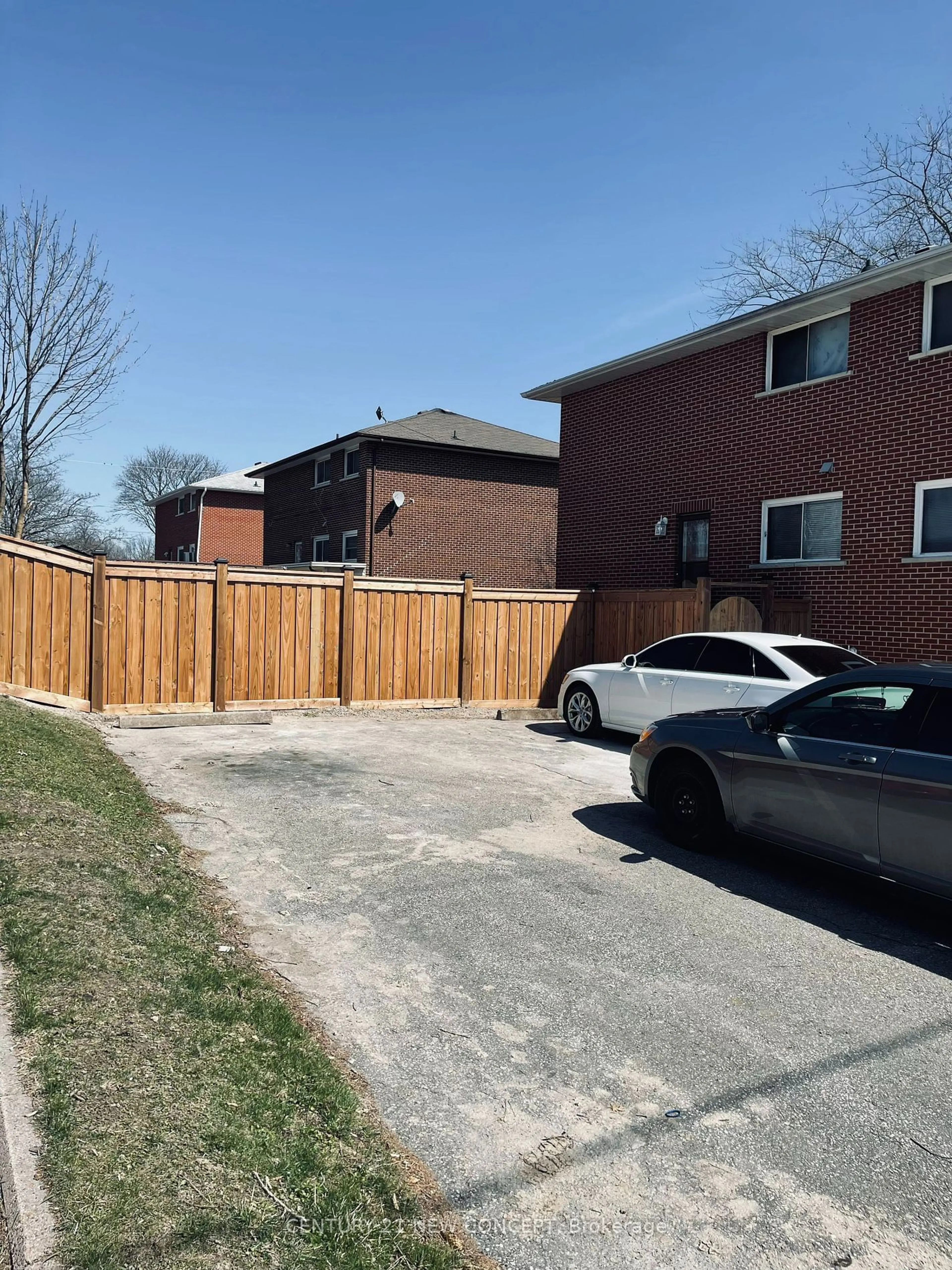 A pic from outside/outdoor area/front of a property/back of a property/a pic from drone, street for 580 Digby Ave, Oshawa Ontario L1G 1W6