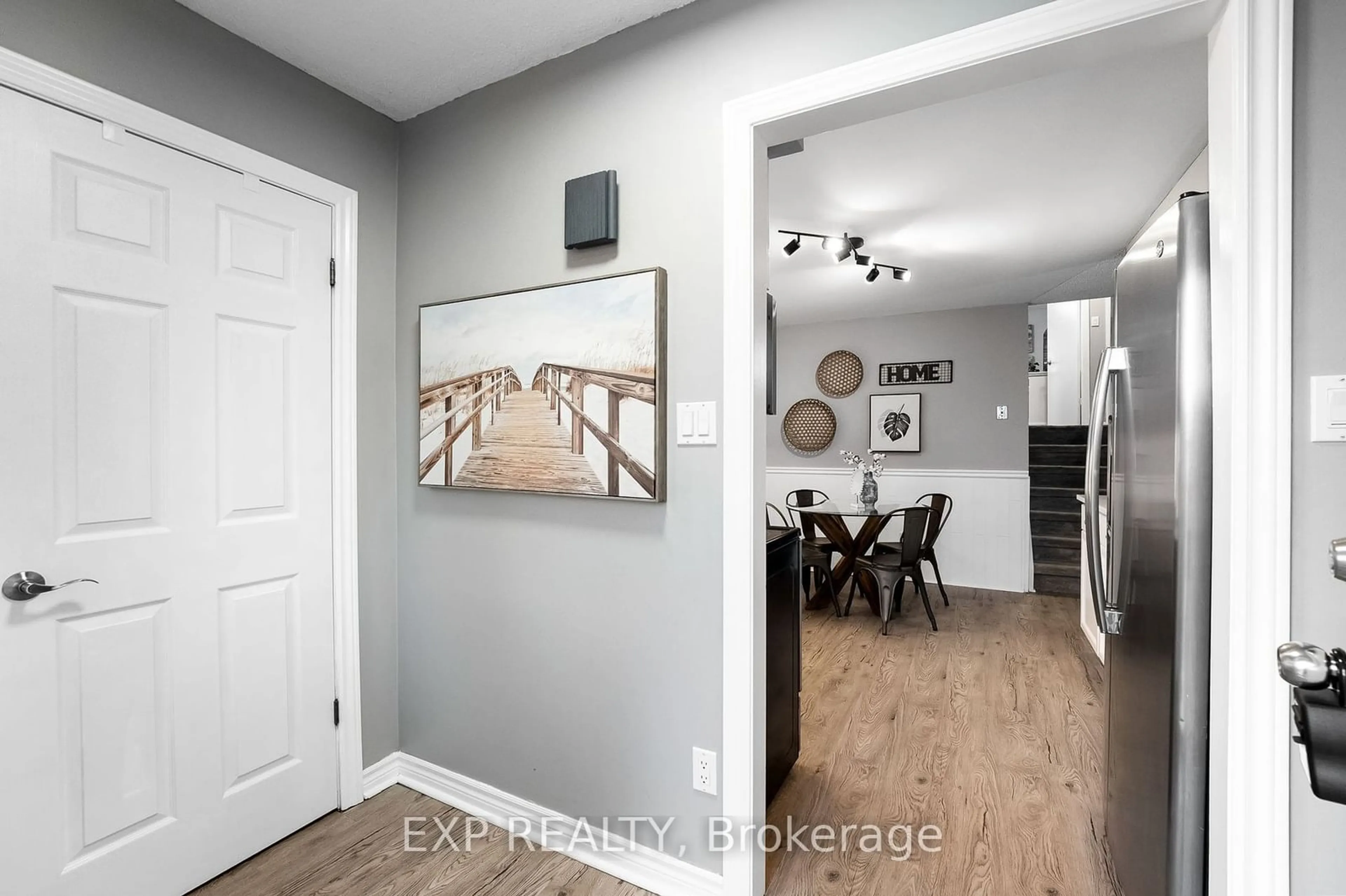 Indoor entryway for 39 Inglis Ave, Clarington Ontario L1E 2G7