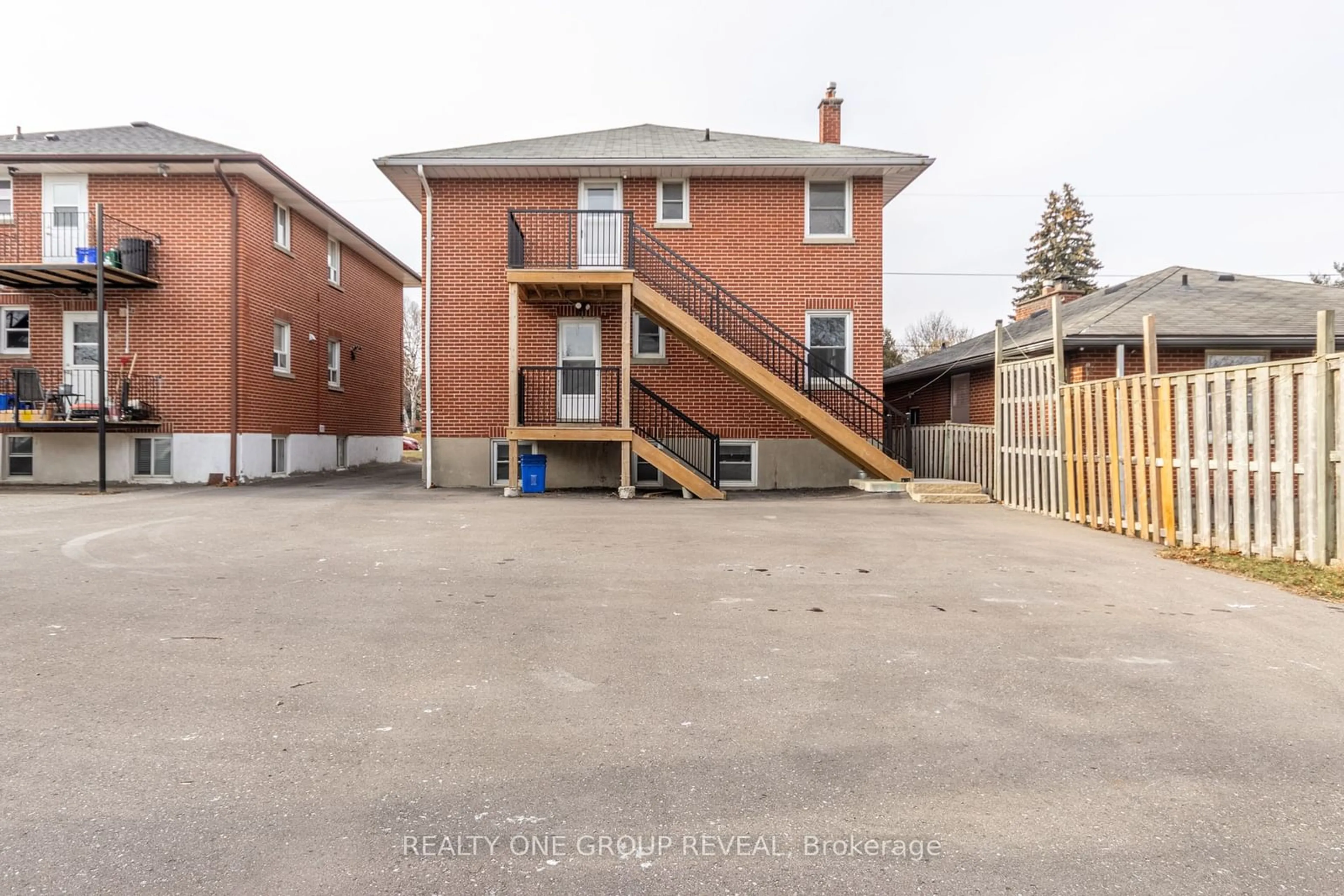 Patio, building for 385 Mary St, Oshawa Ontario L1G 5C9