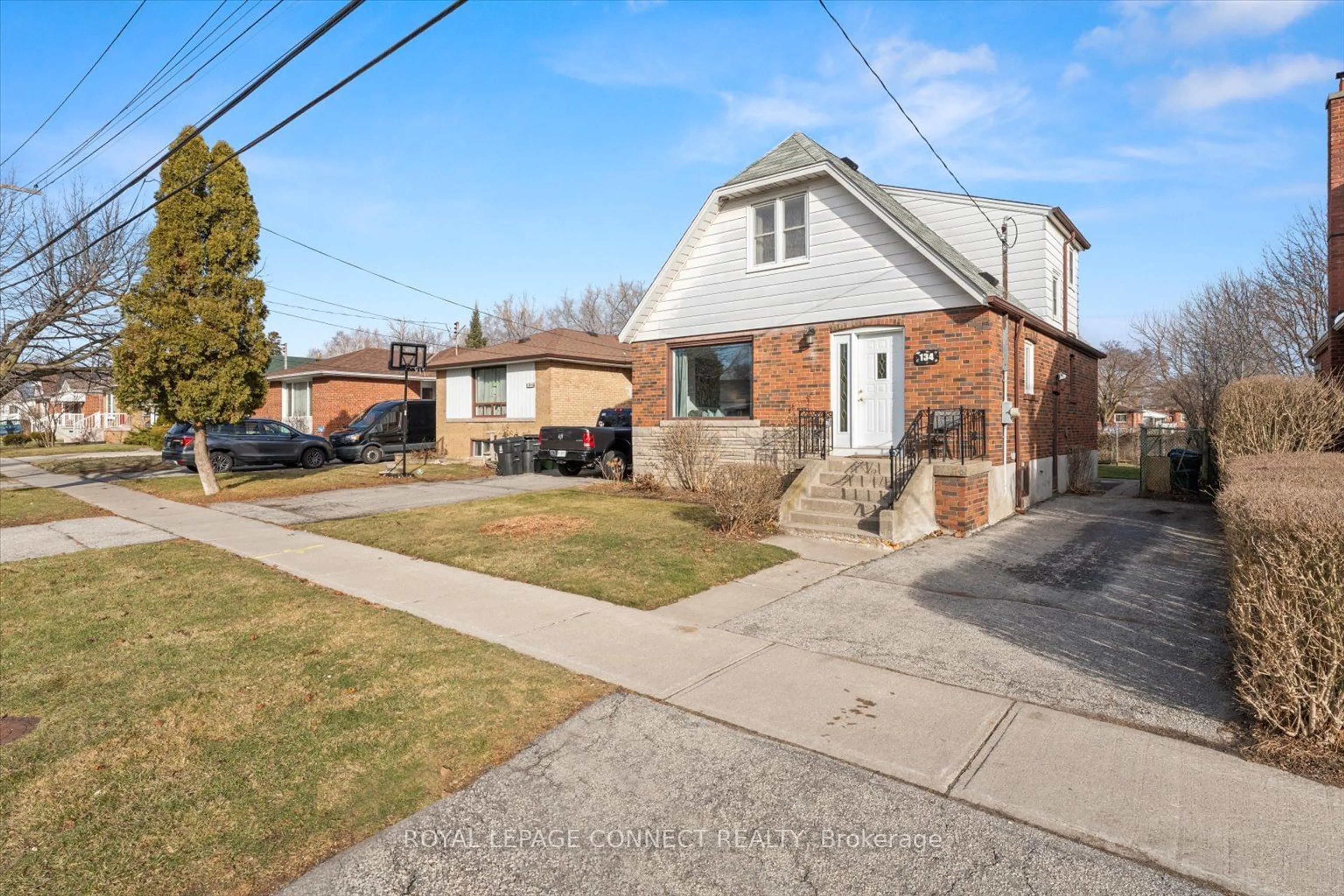 A pic from outside/outdoor area/front of a property/back of a property/a pic from drone, street for 134 Ellendale Dr, Toronto Ontario M1P 1P1