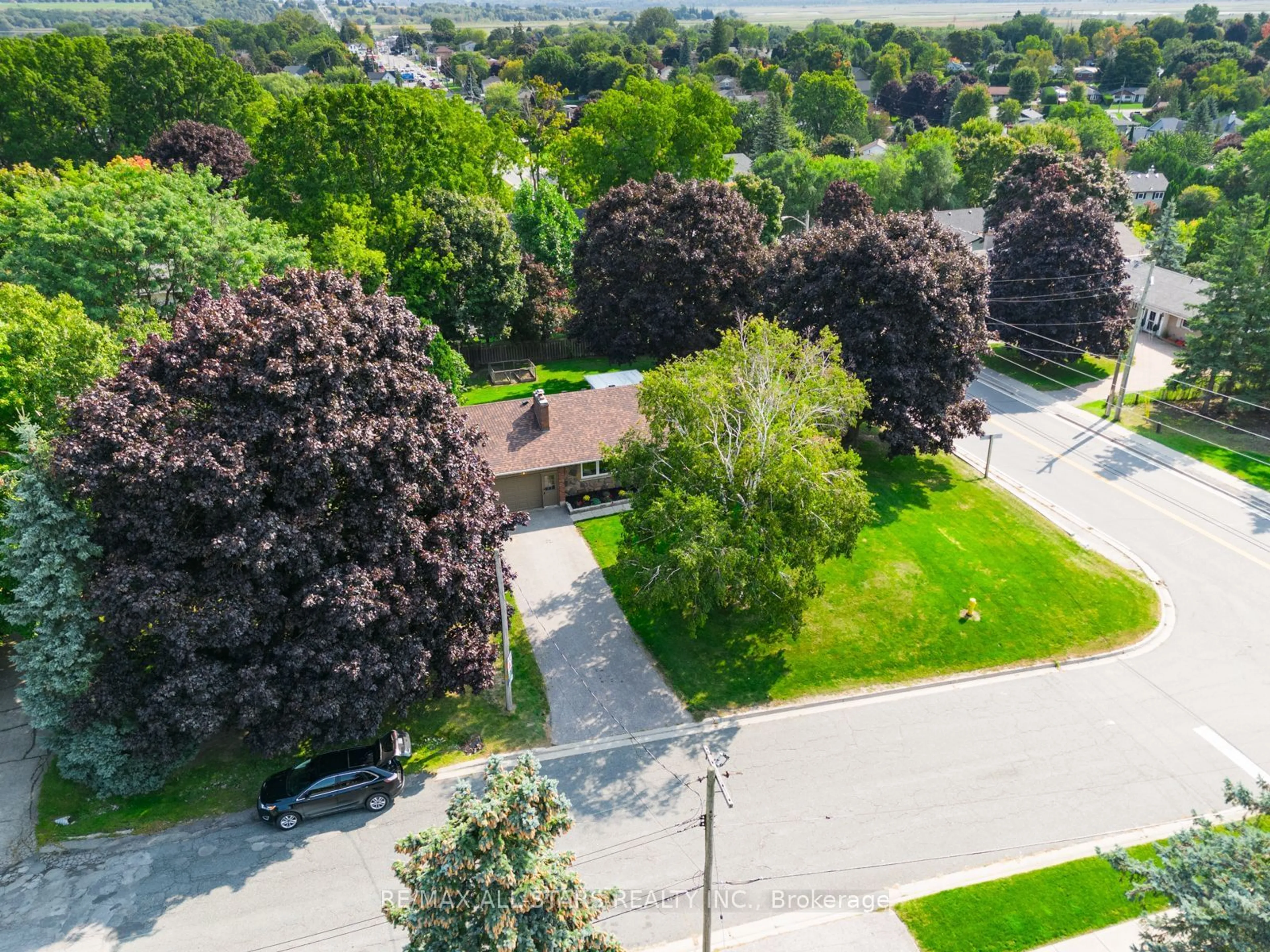 A pic from outside/outdoor area/front of a property/back of a property/a pic from drone, street for 5 Ottawa St, Scugog Ontario L9L 1K3