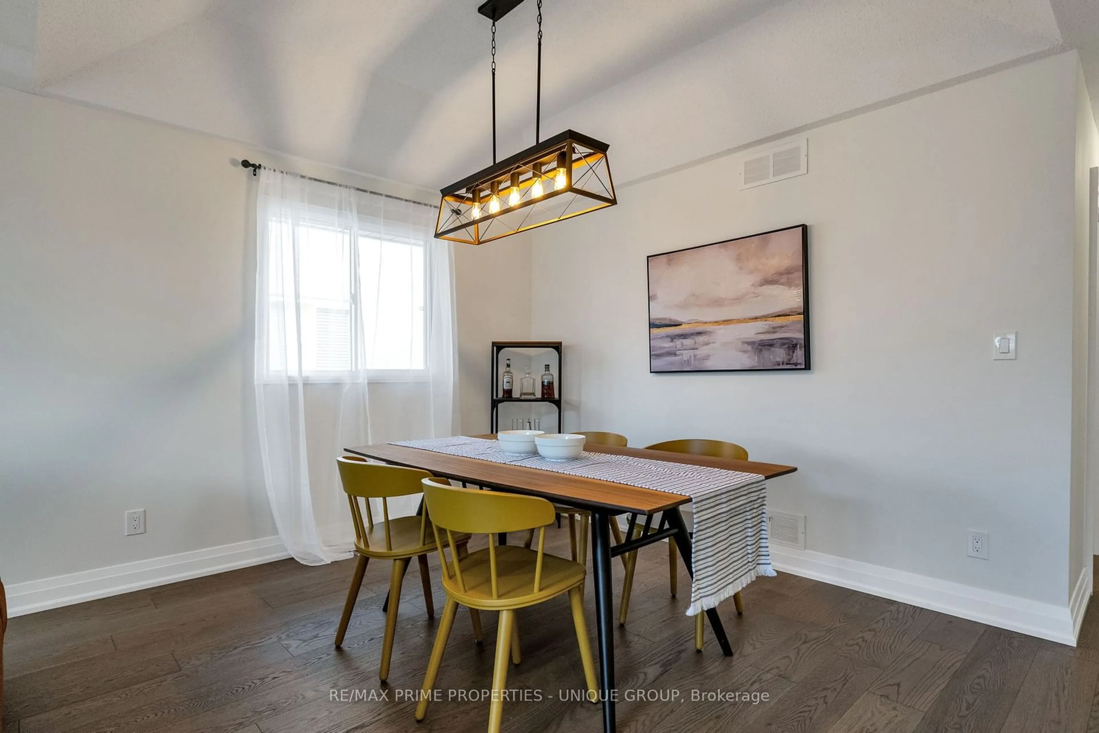 Dining room, wood/laminate floor for 75 Avondale Dr, Clarington Ontario L1E 2Y8