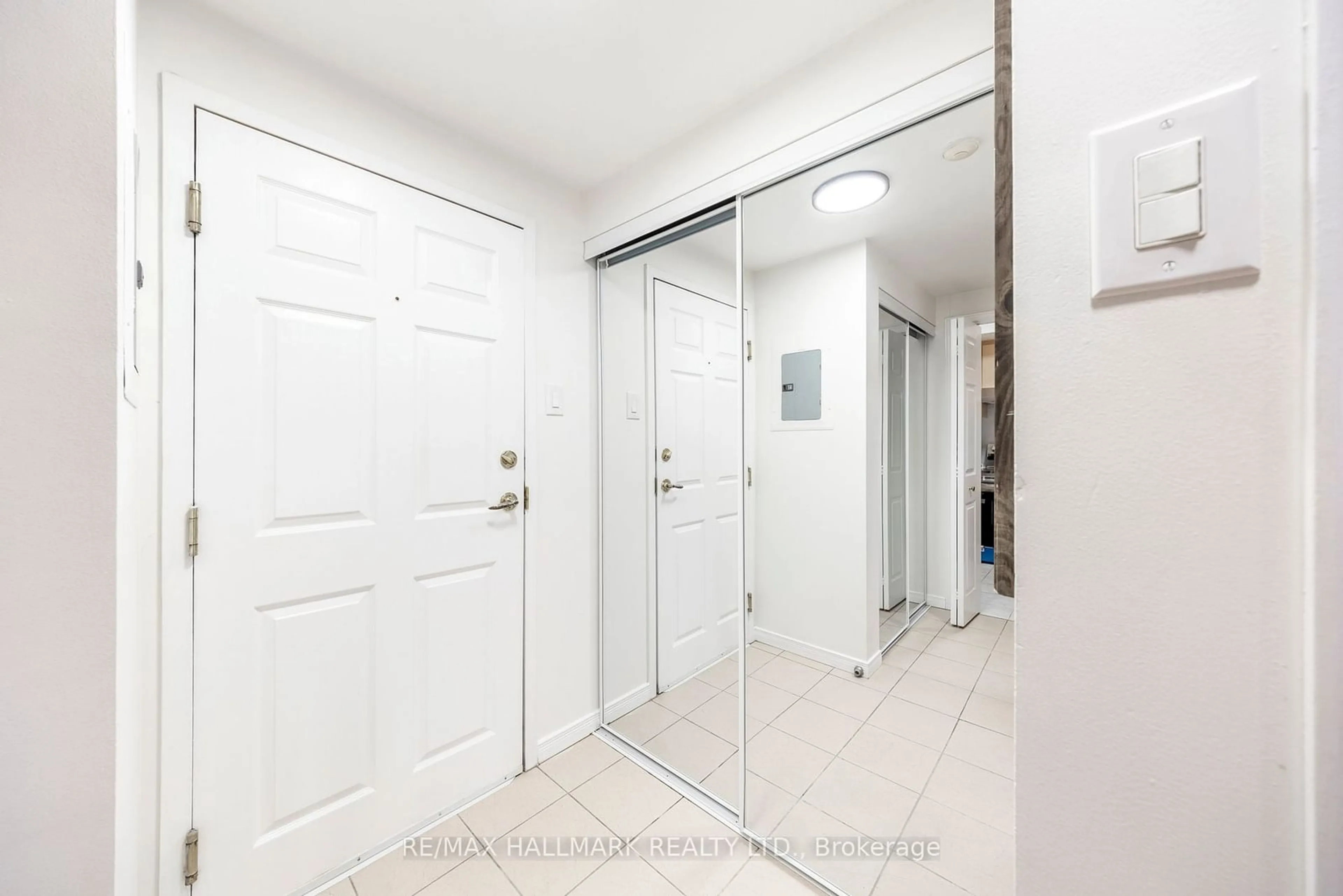 Indoor entryway for 2351 Kennedy Rd #319, Toronto Ontario M1T 3G9