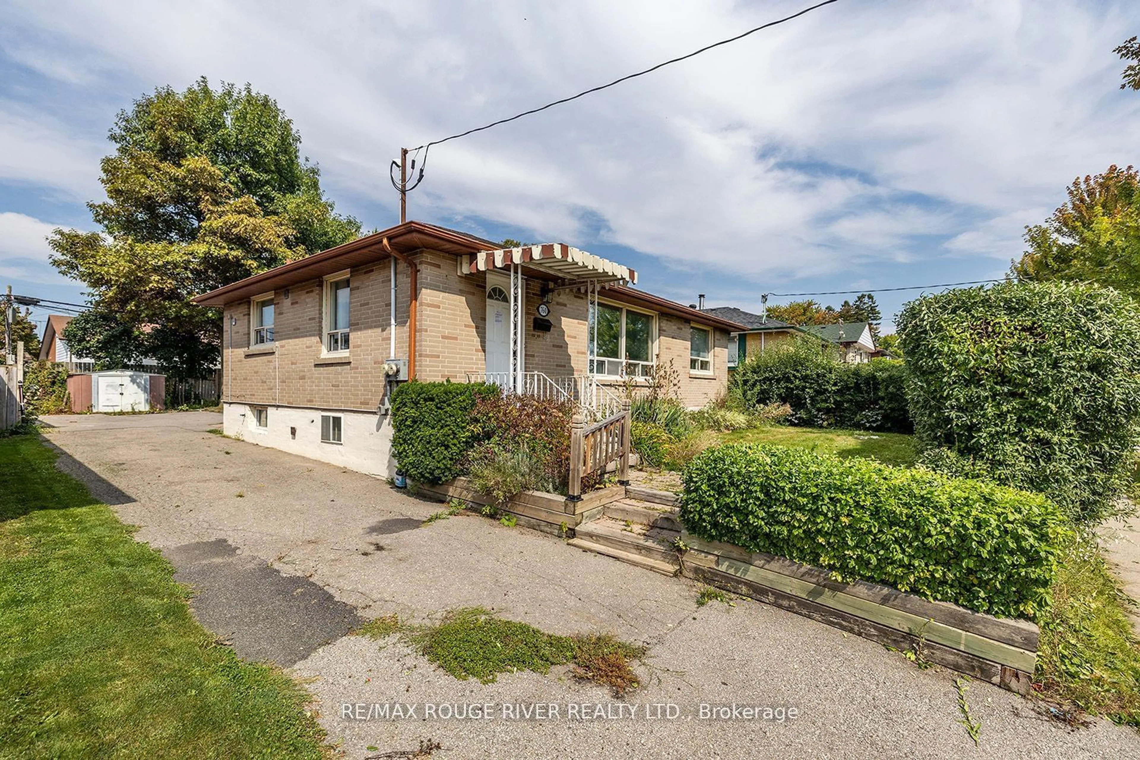 A pic from outside/outdoor area/front of a property/back of a property/a pic from drone, street for 760 Phillip Murray Ave, Oshawa Ontario L1J 1J3