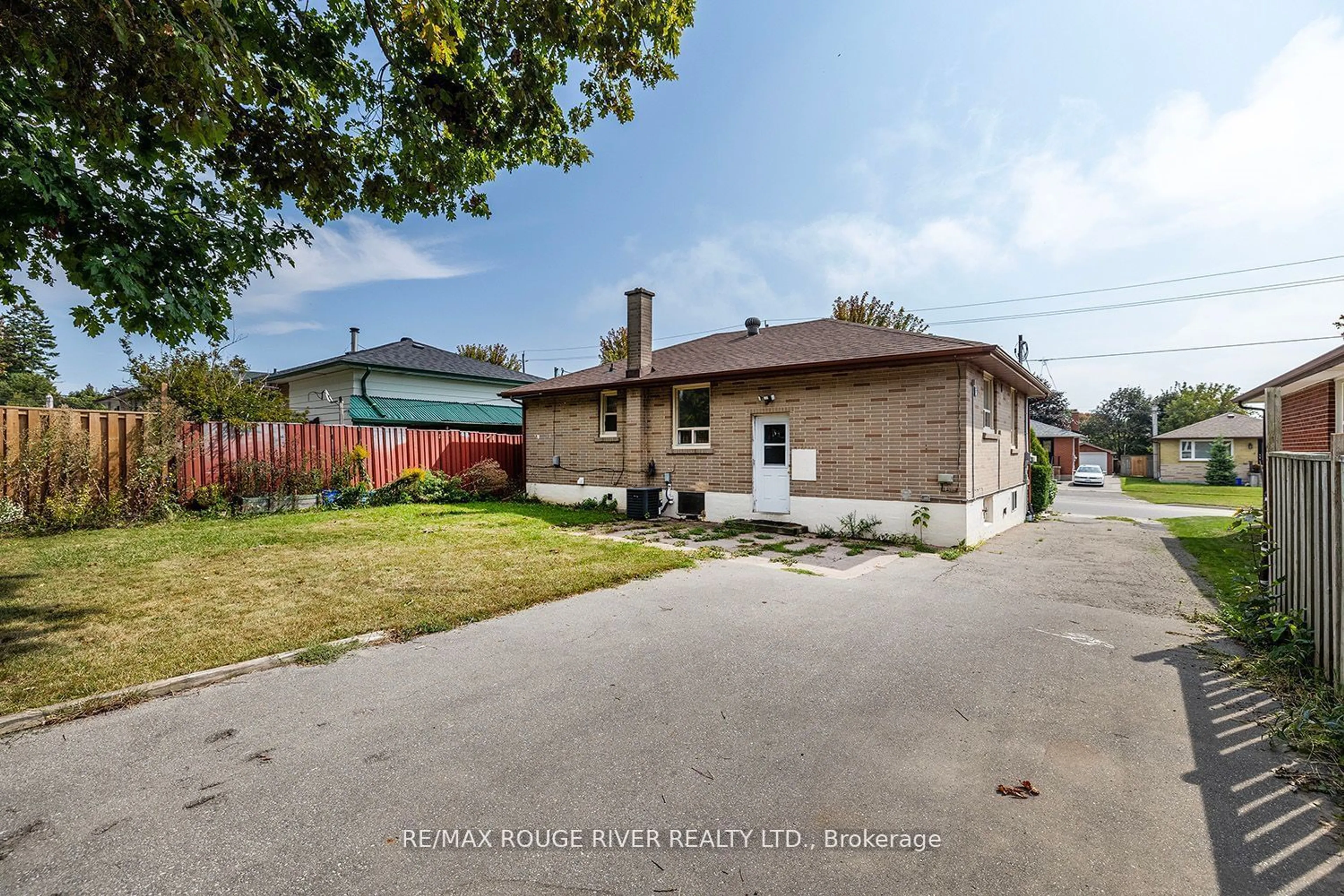 A pic from outside/outdoor area/front of a property/back of a property/a pic from drone, street for 760 Phillip Murray Ave, Oshawa Ontario L1J 1J3