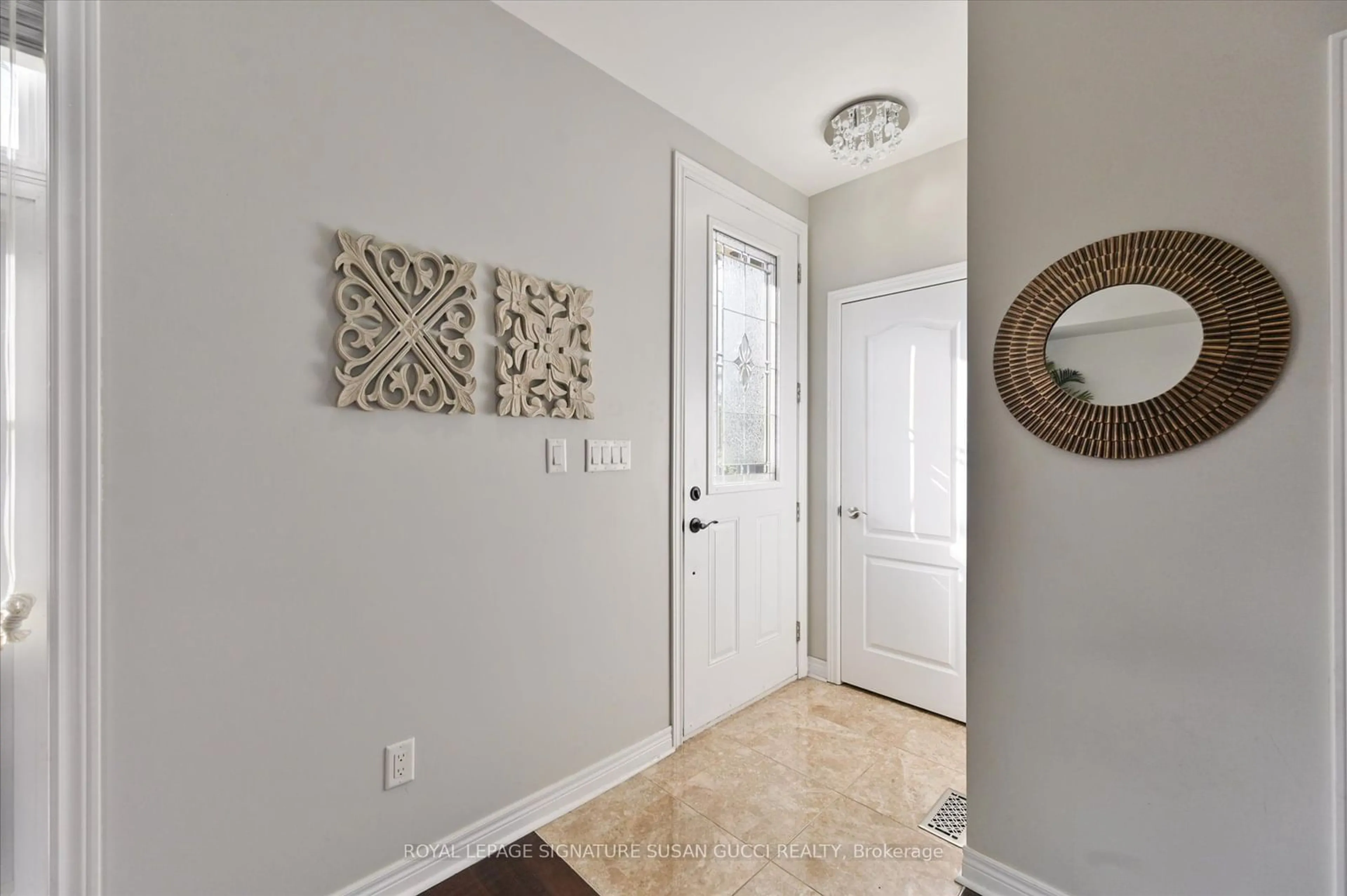 Indoor entryway for 1425 Woodbine Ave, Toronto Ontario M4C 4G7