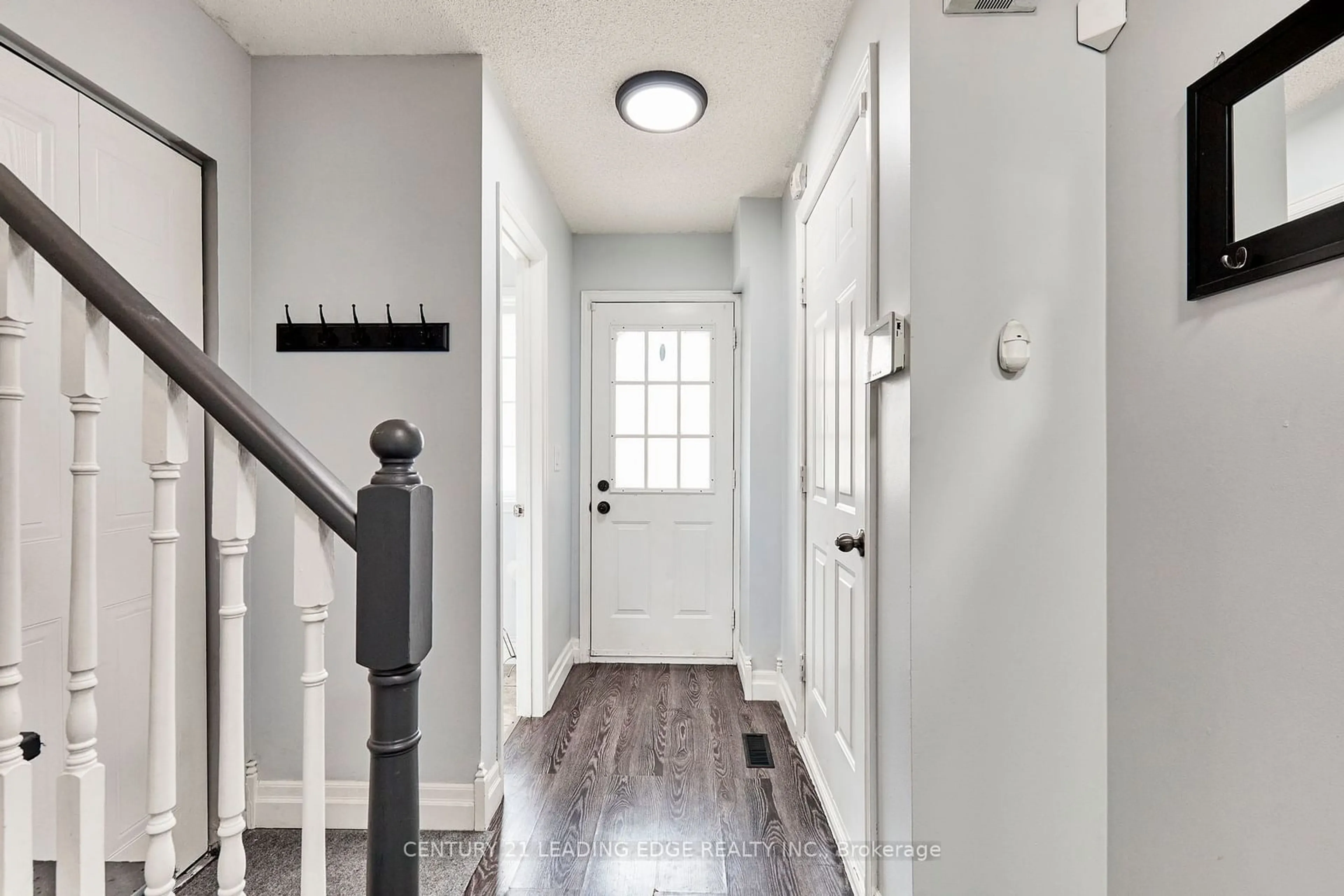 Indoor entryway for 324 Elgin St, Oshawa Ontario L1J 2P3