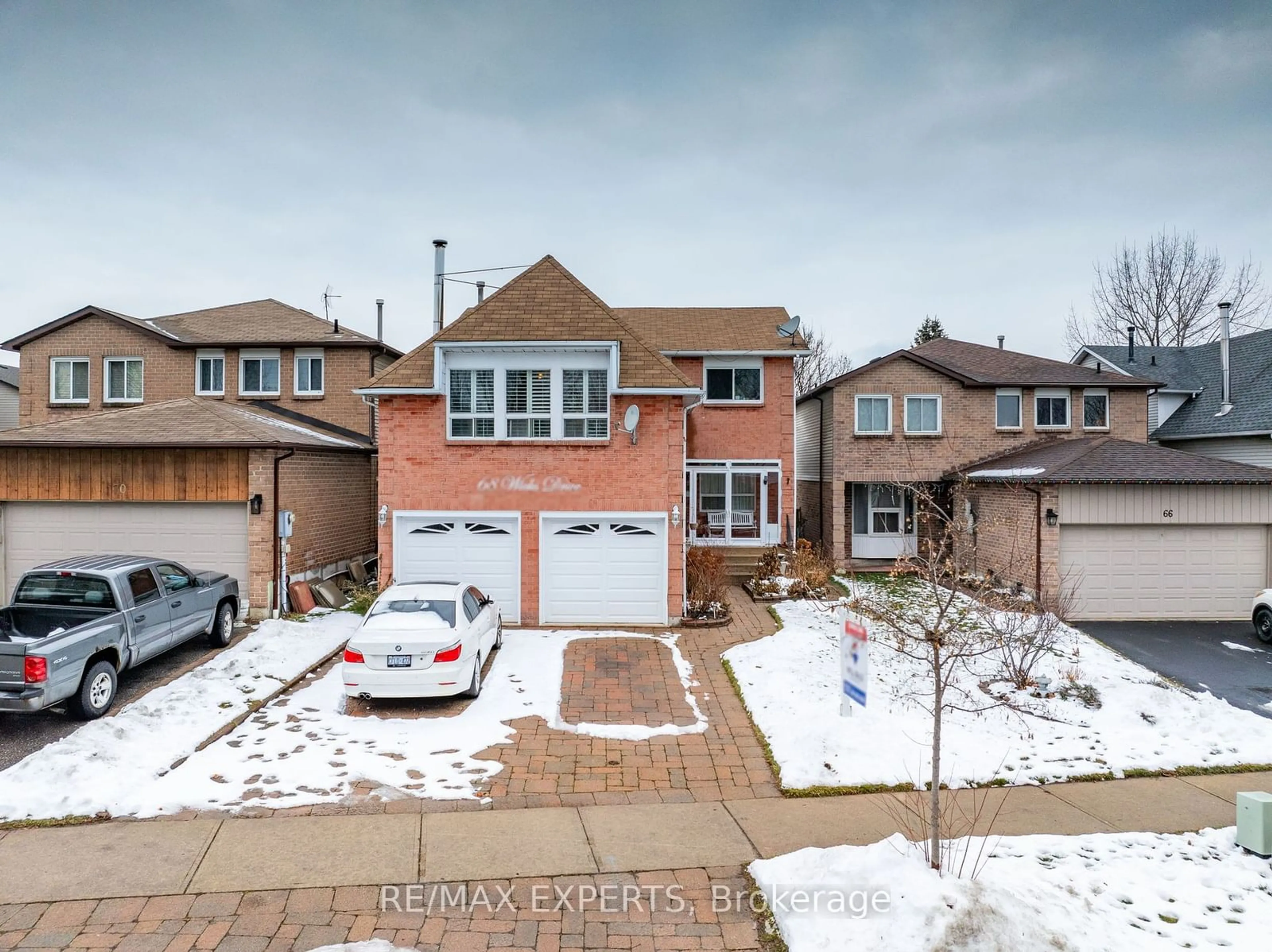 A pic from outside/outdoor area/front of a property/back of a property/a pic from drone, street for 68 Wicks Dr, Ajax Ontario L1Z 1B5