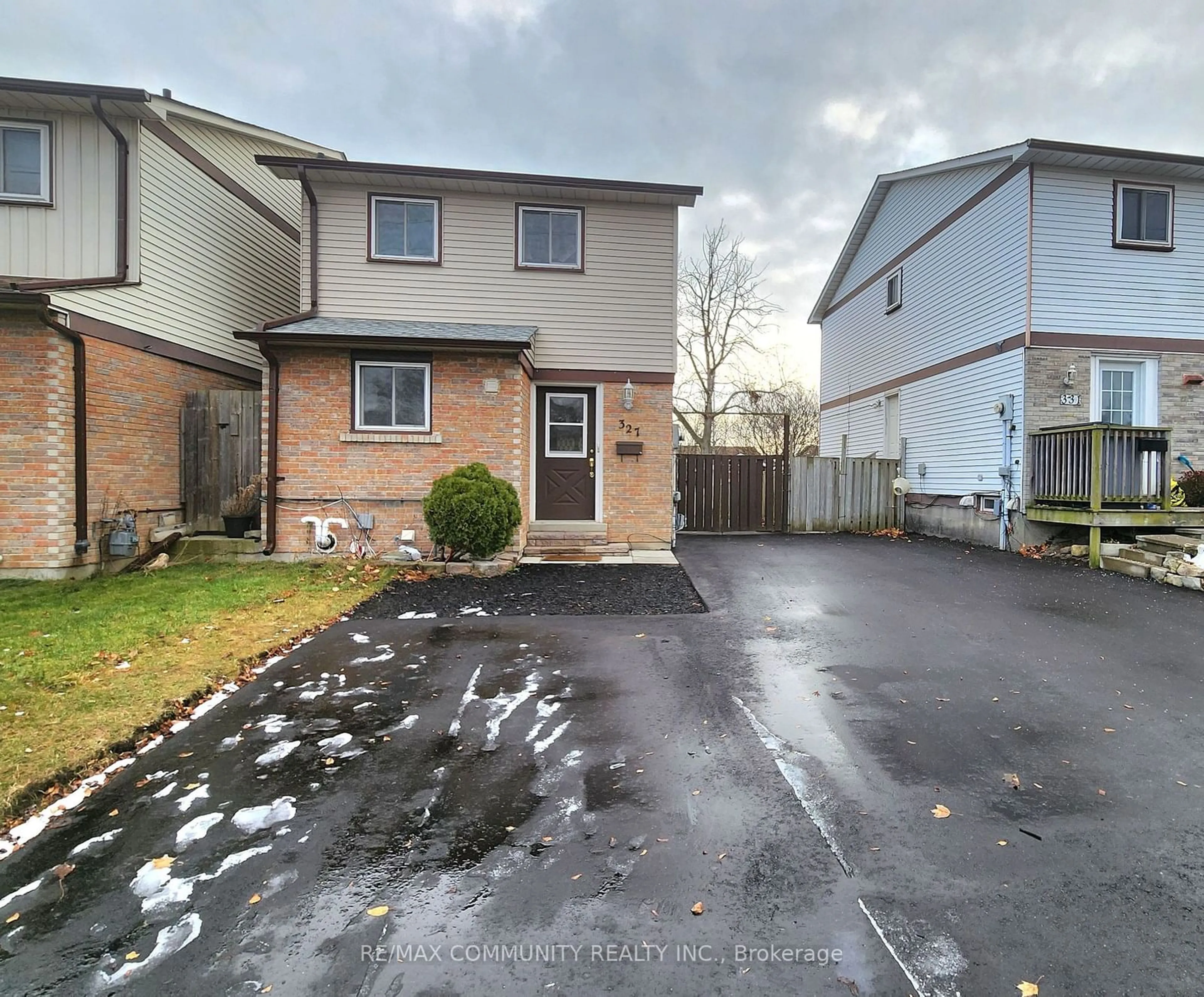 A pic from outside/outdoor area/front of a property/back of a property/a pic from drone, street for 327 Phillip Murray Ave, Oshawa Ontario L1J 1H1