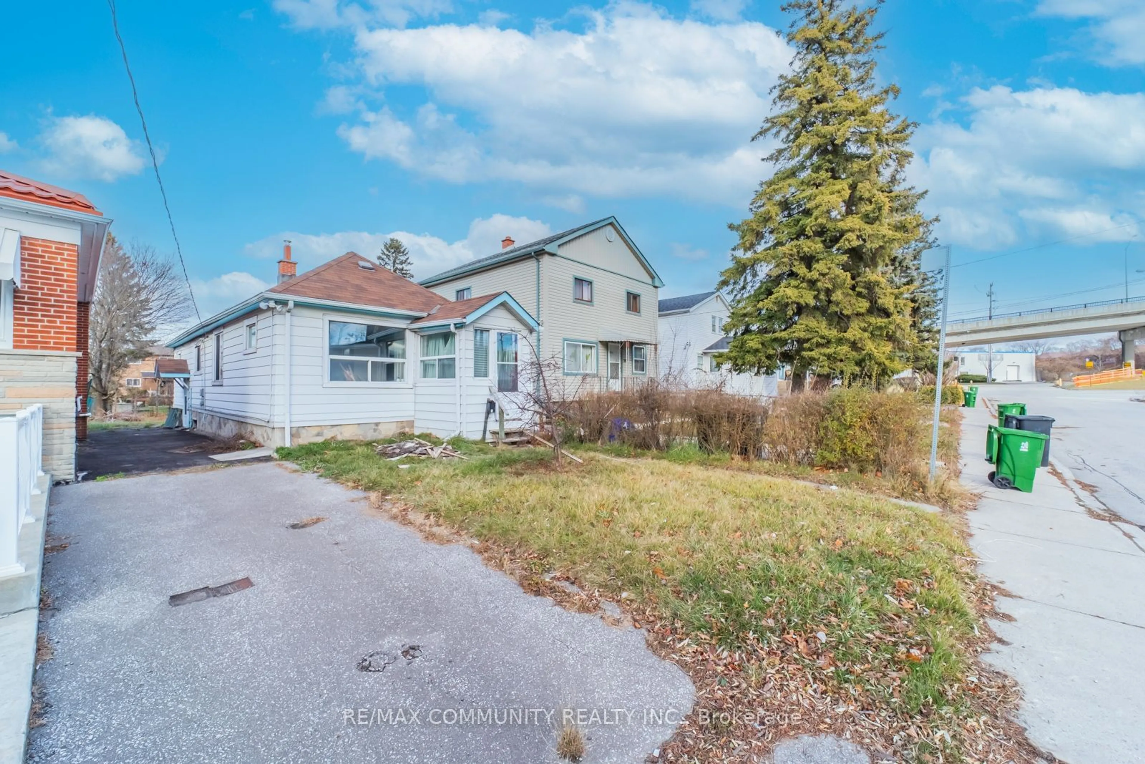 A pic from outside/outdoor area/front of a property/back of a property/a pic from drone, street for 18 Glasgow Ave, Toronto Ontario M1K 1C1