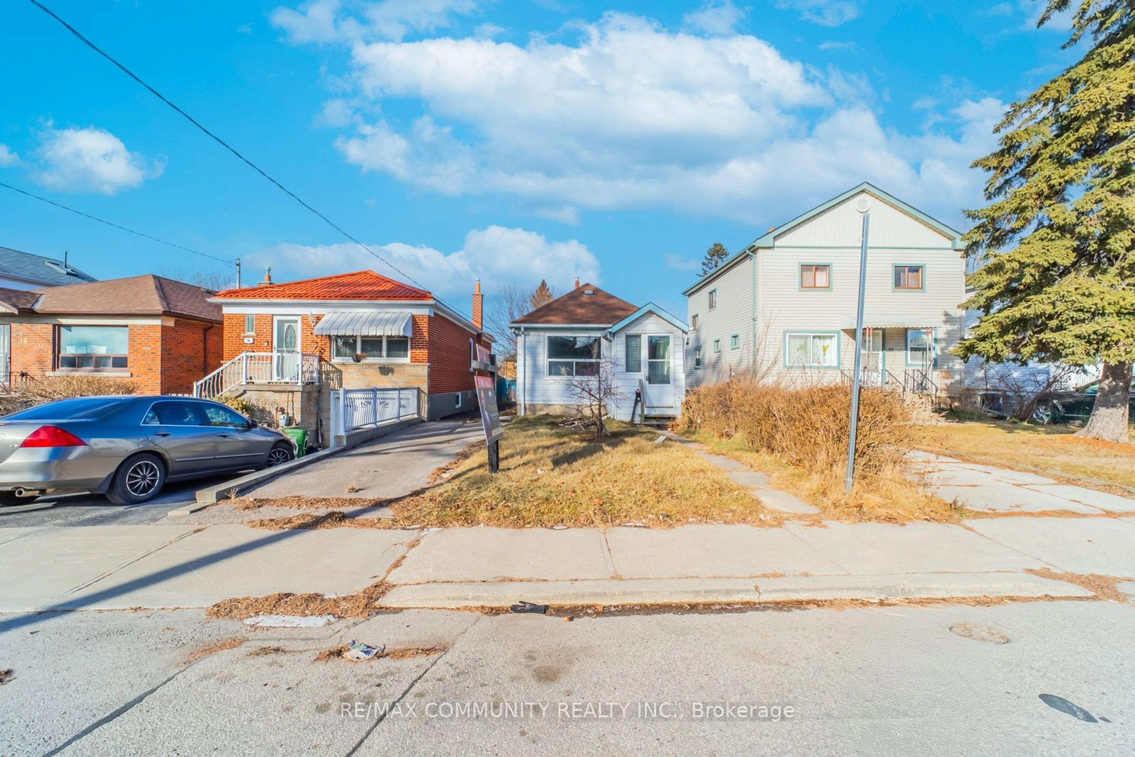 A pic from outside/outdoor area/front of a property/back of a property/a pic from drone, street for 18 Glasgow Ave, Toronto Ontario M1K 1C1