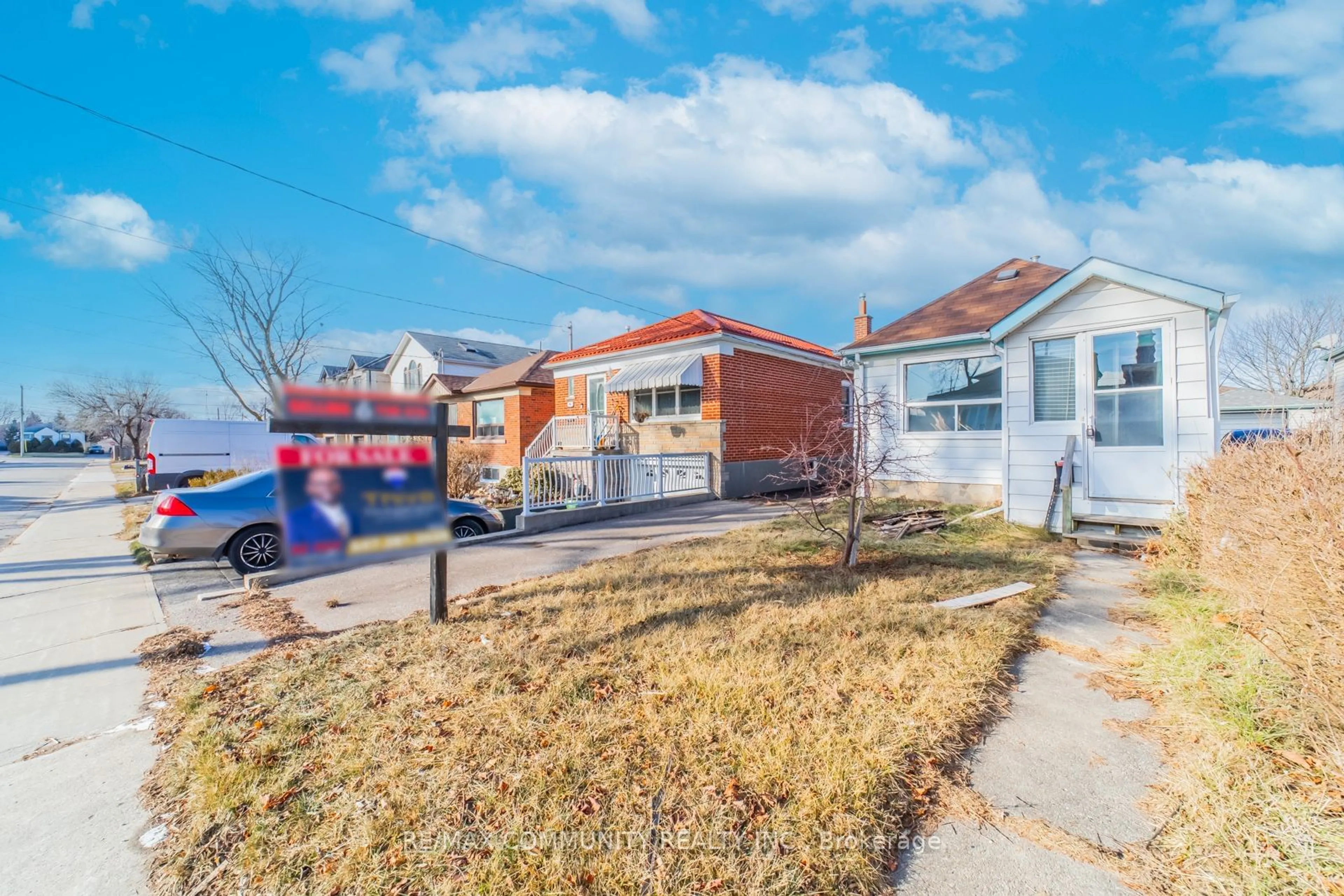 A pic from outside/outdoor area/front of a property/back of a property/a pic from drone, street for 18 Glasgow Ave, Toronto Ontario M1K 1C1