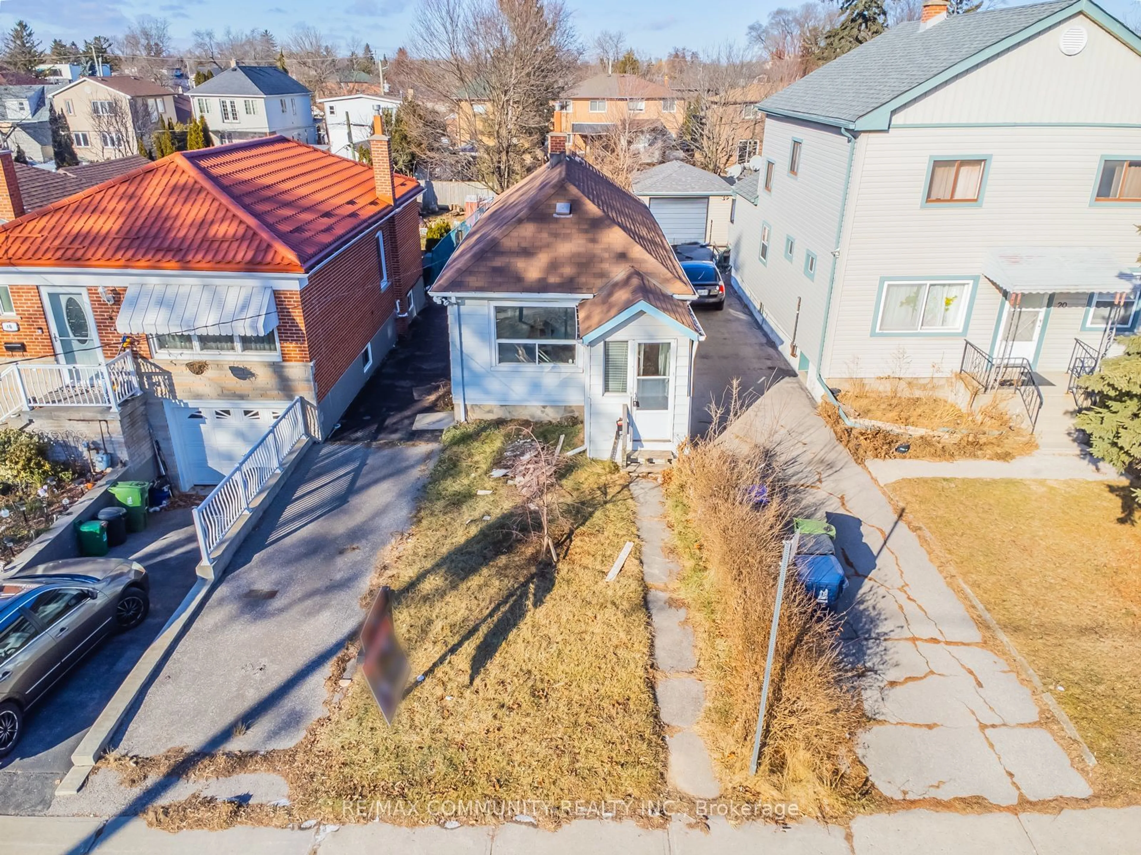 A pic from outside/outdoor area/front of a property/back of a property/a pic from drone, street for 18 Glasgow Ave, Toronto Ontario M1K 1C1