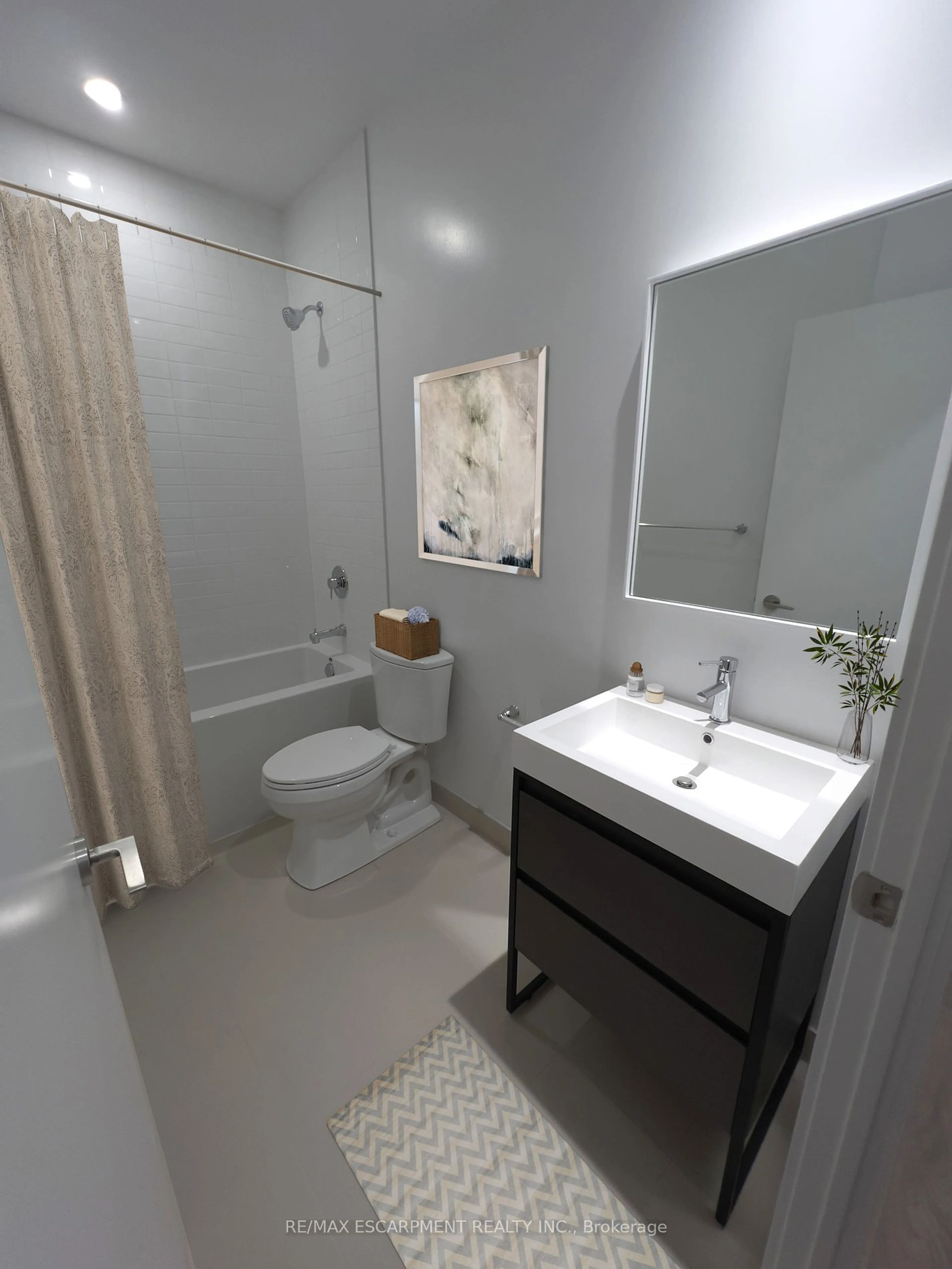 Standard bathroom, ceramic/tile floor for 150 LOGAN Ave #115, Toronto Ontario M4M 0E4