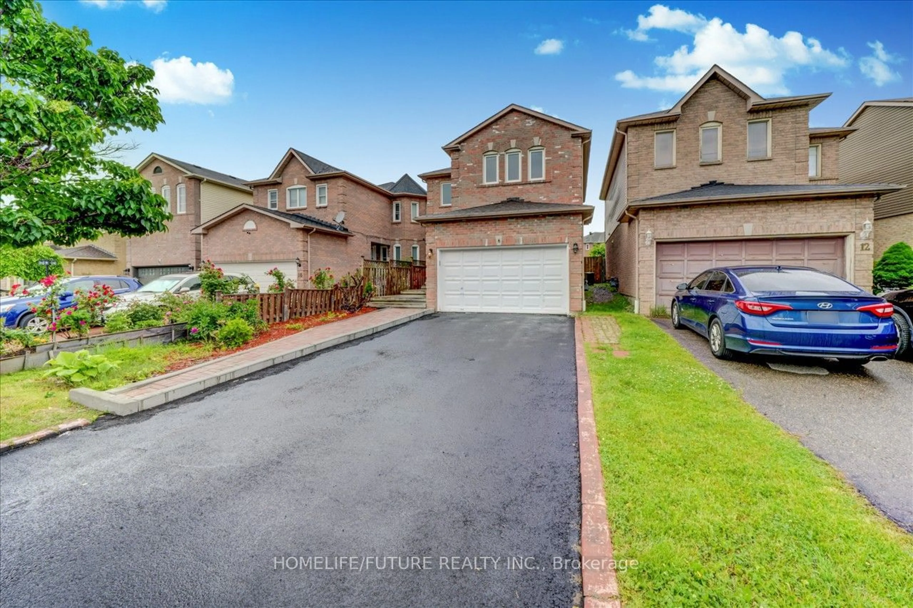 A pic from outside/outdoor area/front of a property/back of a property/a pic from drone, street for 14 Knotty Pine Dr, Whitby Ontario L1R 2J6