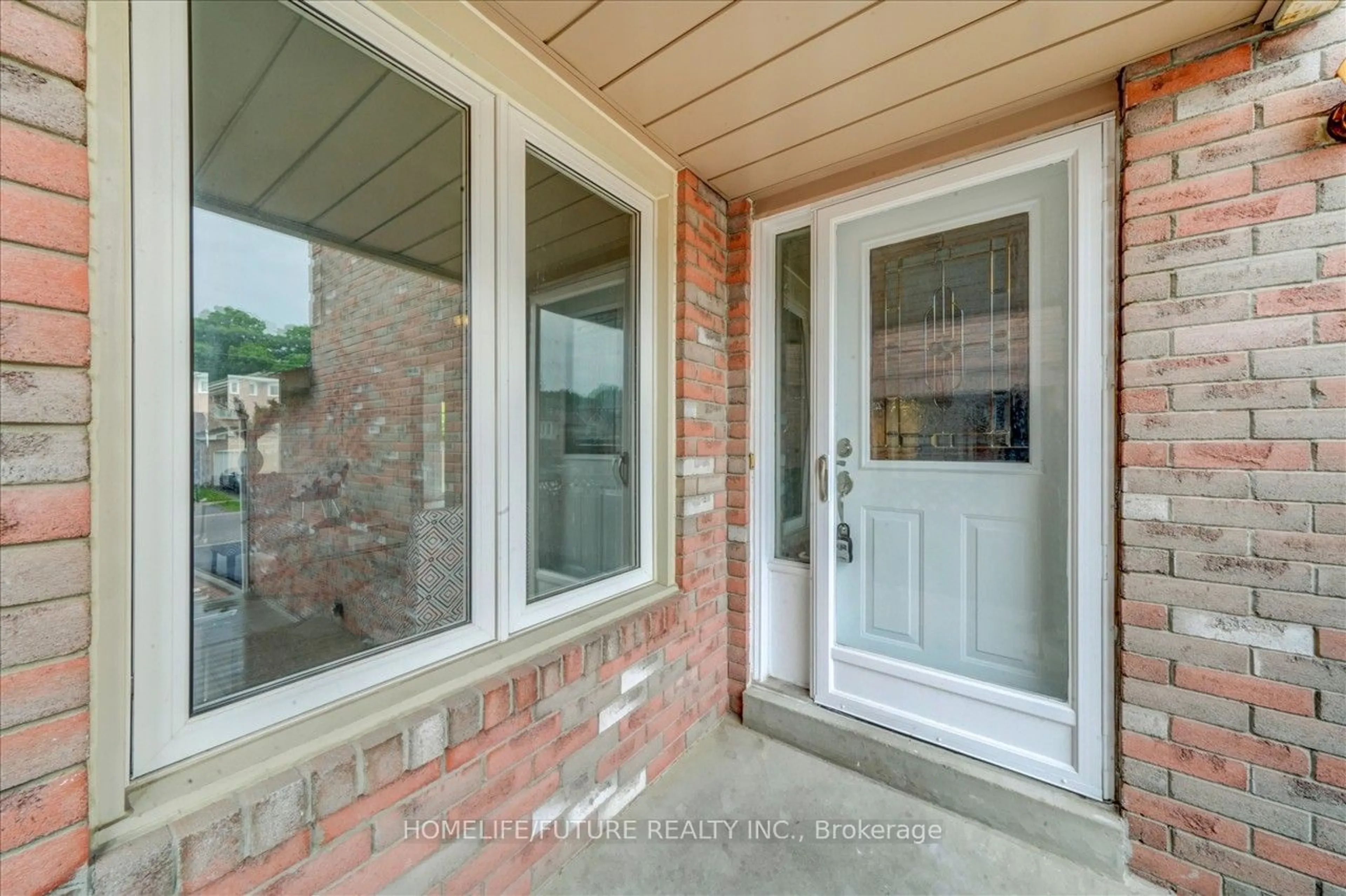 Indoor entryway for 14 Knotty Pine Dr, Whitby Ontario L1R 2J6