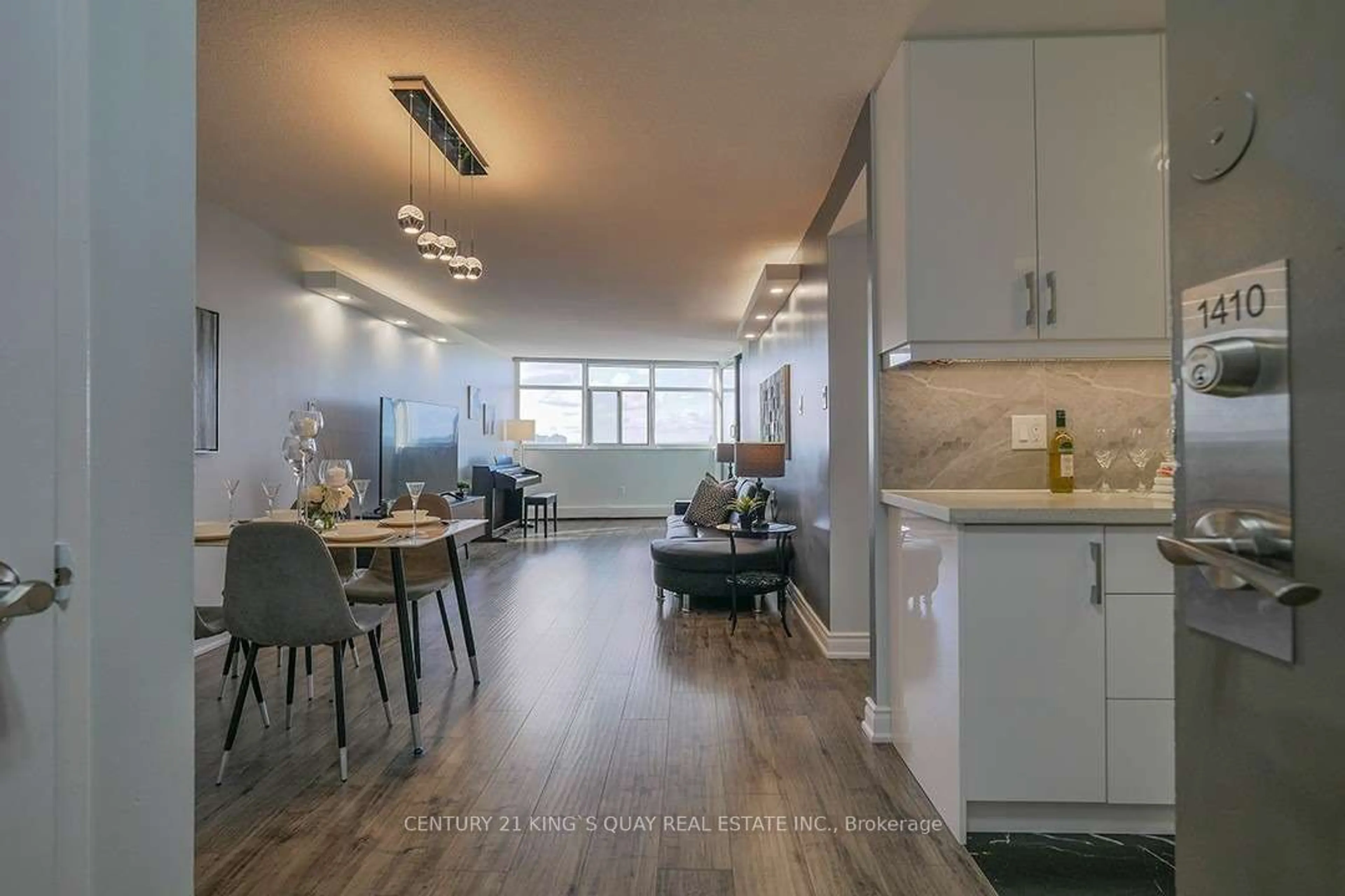 Open concept kitchen, wood/laminate floor for 2050 Bridletowne Circ #1410, Toronto Ontario M1W 2V5