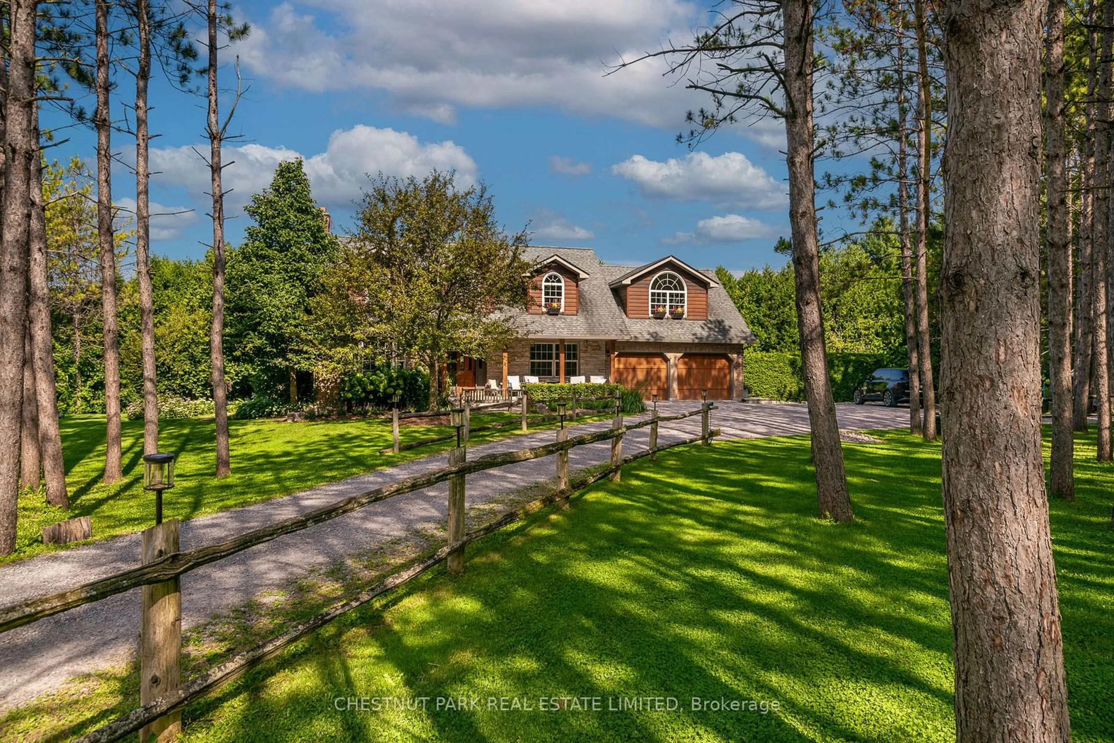 A pic from outside/outdoor area/front of a property/back of a property/a pic from drone, unknown for 40 Hurd St, Oshawa Ontario L1H 0M3