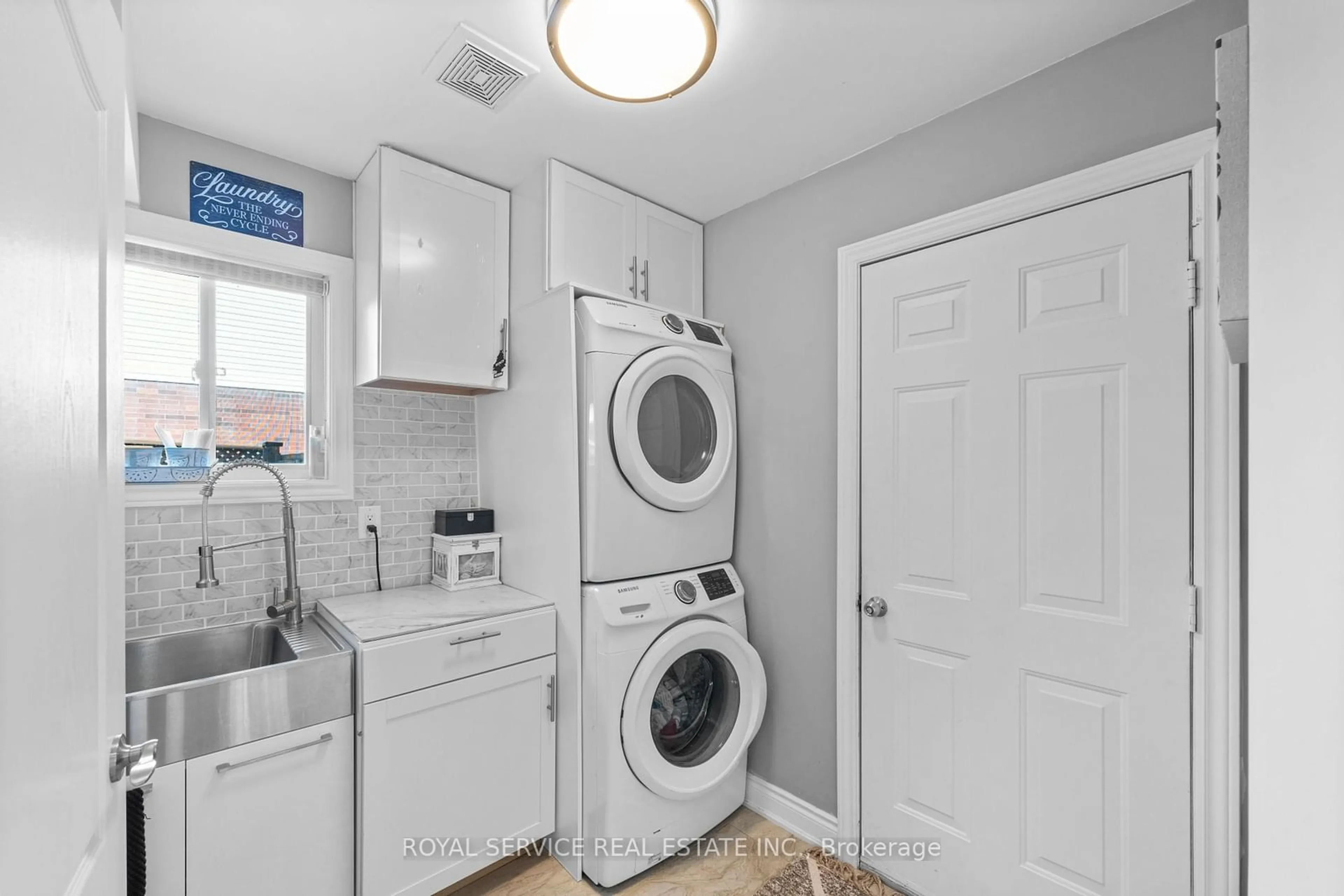 Laundry room for 49 Farncomb Cres, Clarington Ontario L1C 4L8