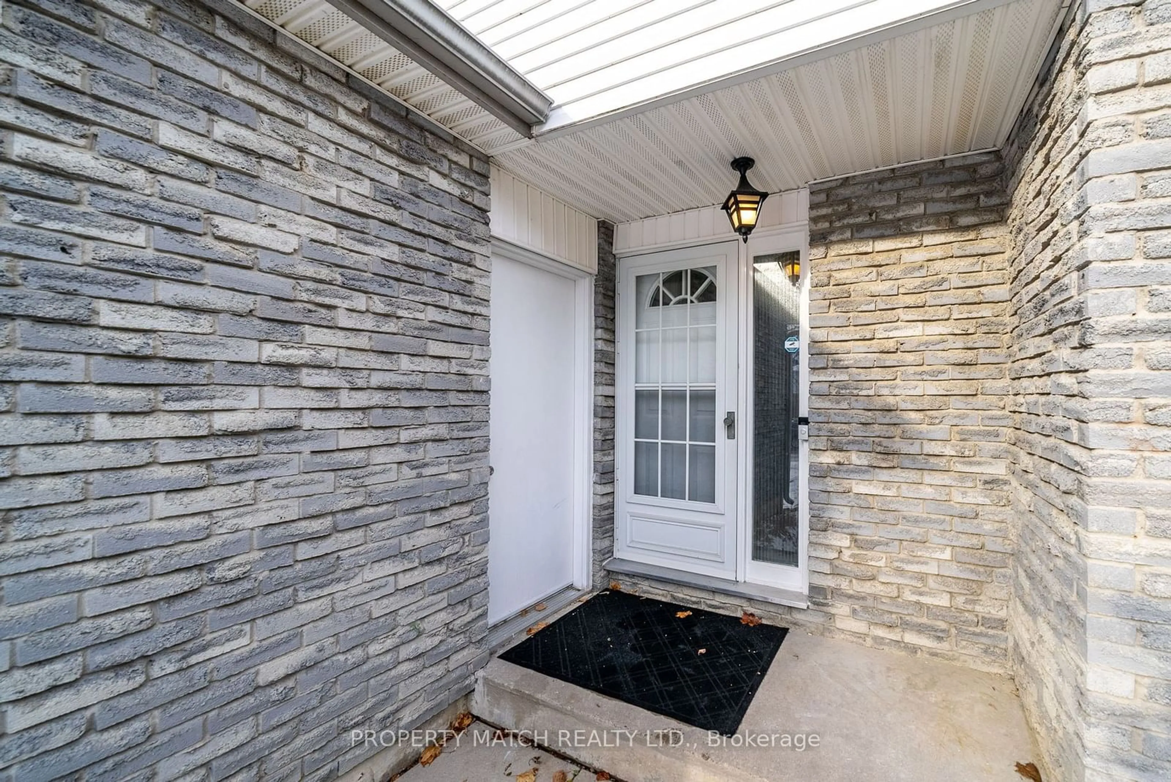 Indoor entryway for 488 Lanark Dr, Oshawa Ontario L1J 6H7