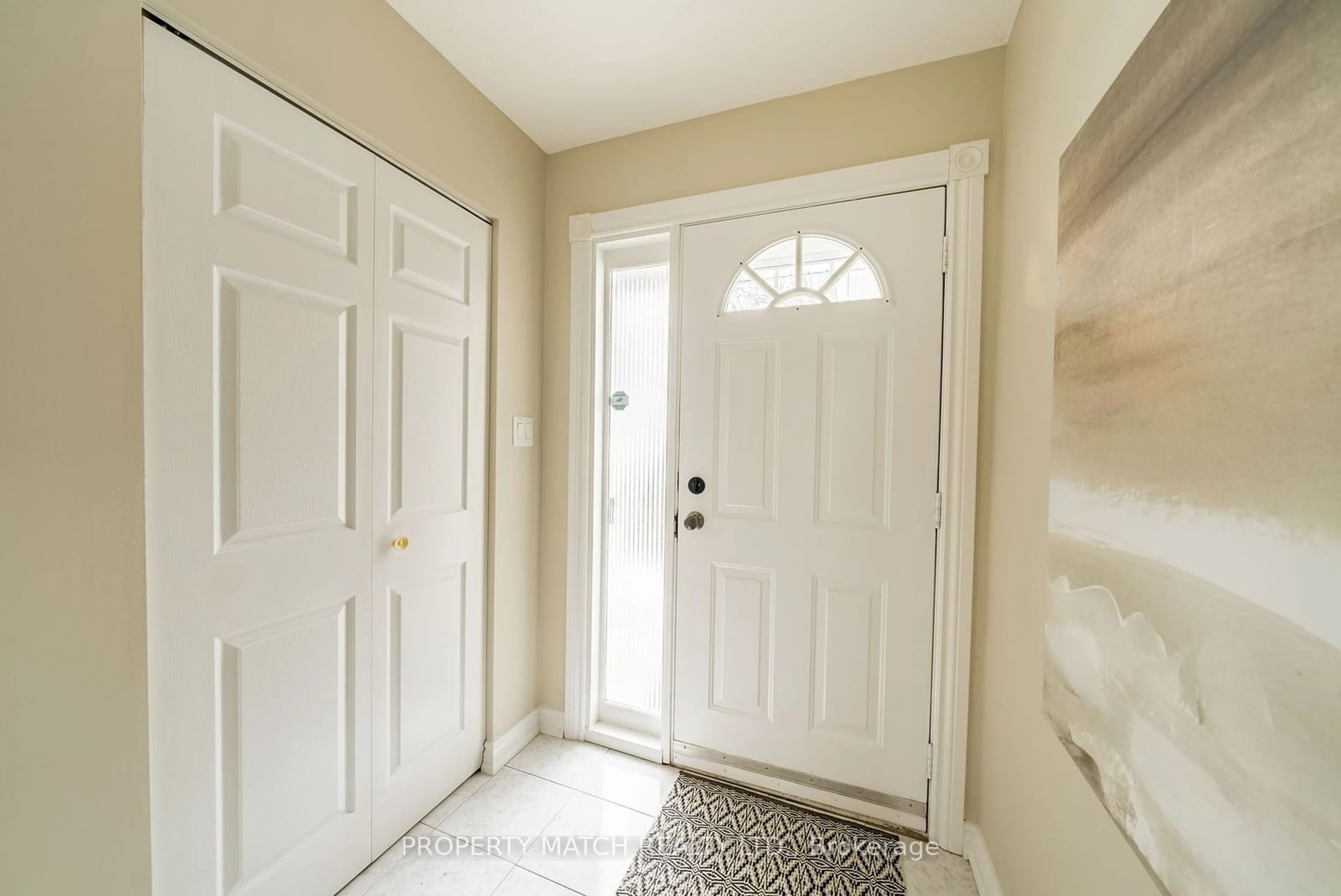 Indoor entryway for 488 Lanark Dr, Oshawa Ontario L1J 6H7