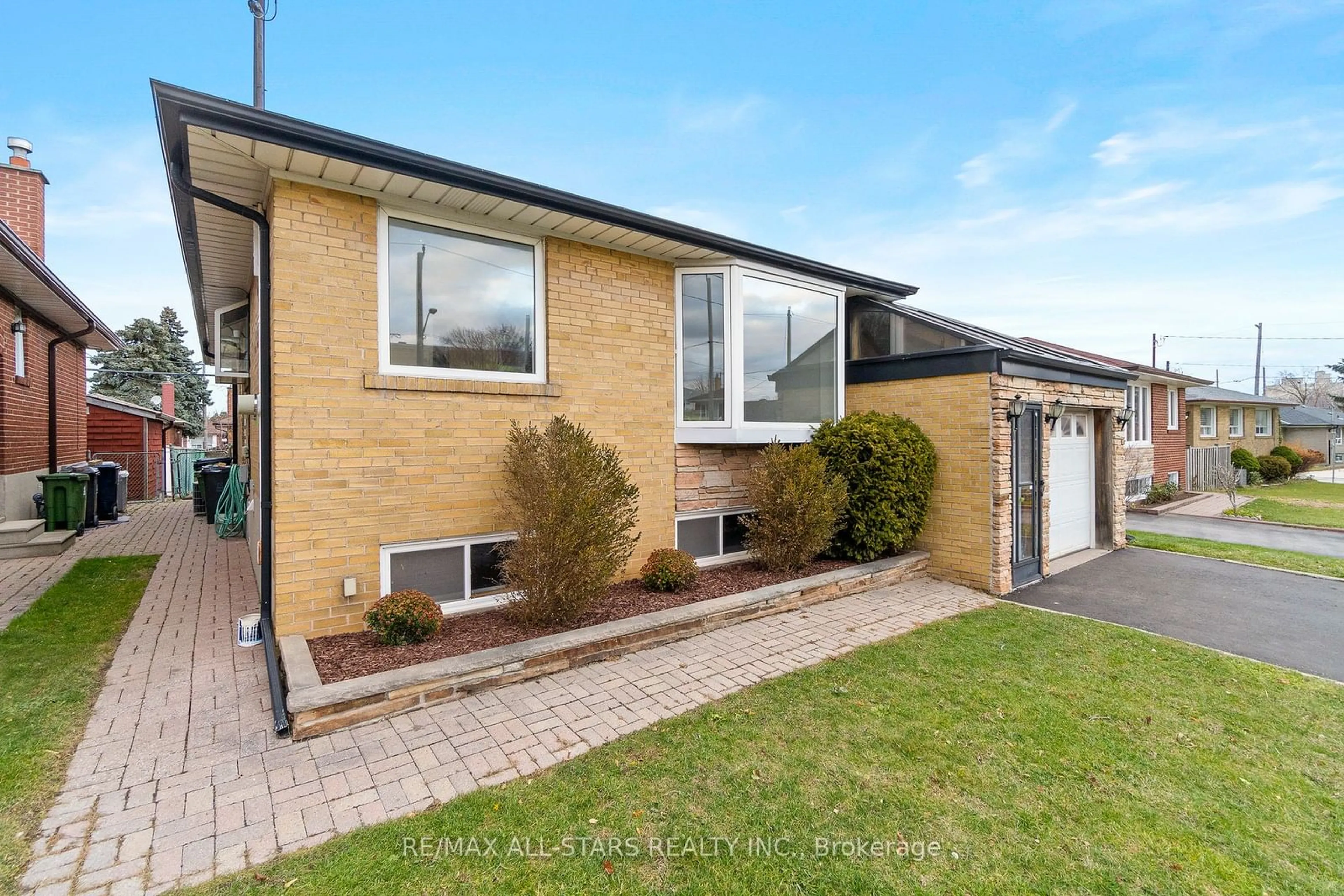 A pic from outside/outdoor area/front of a property/back of a property/a pic from drone, street for 16 Shaddock Cres, Toronto Ontario M1J 1L4