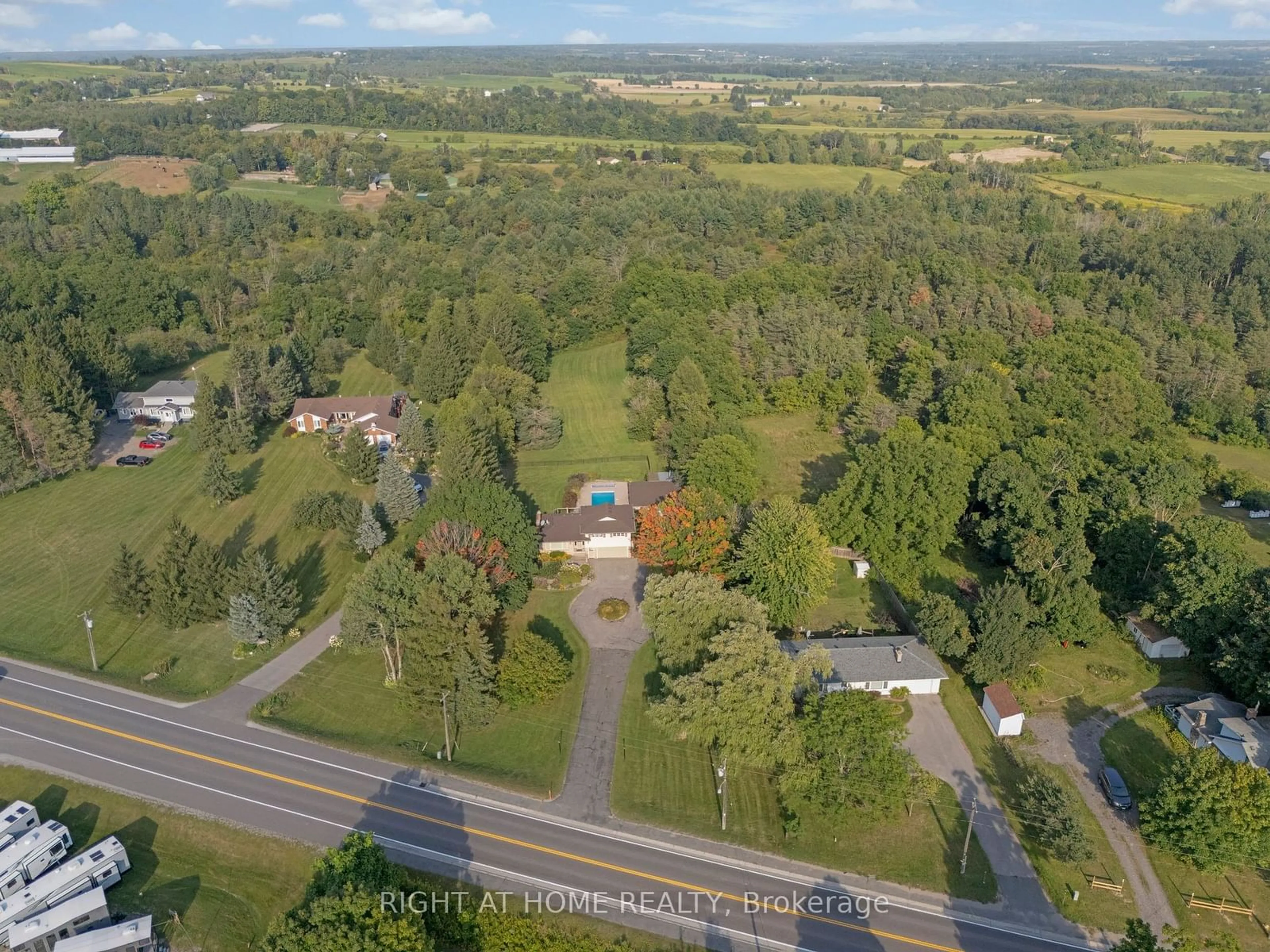 A pic from outside/outdoor area/front of a property/back of a property/a pic from drone, unknown for 9695 Baldwin St, Whitby Ontario L0B 1A0