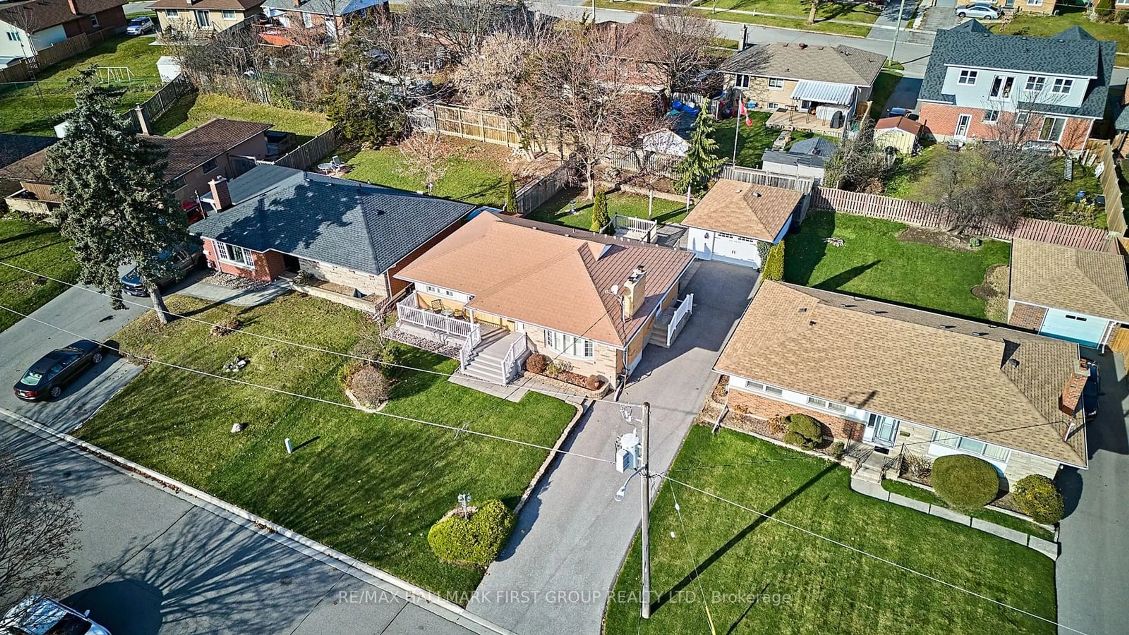 A pic from outside/outdoor area/front of a property/back of a property/a pic from drone, street for 764 Whitman Cres, Oshawa Ontario L1H 3L4