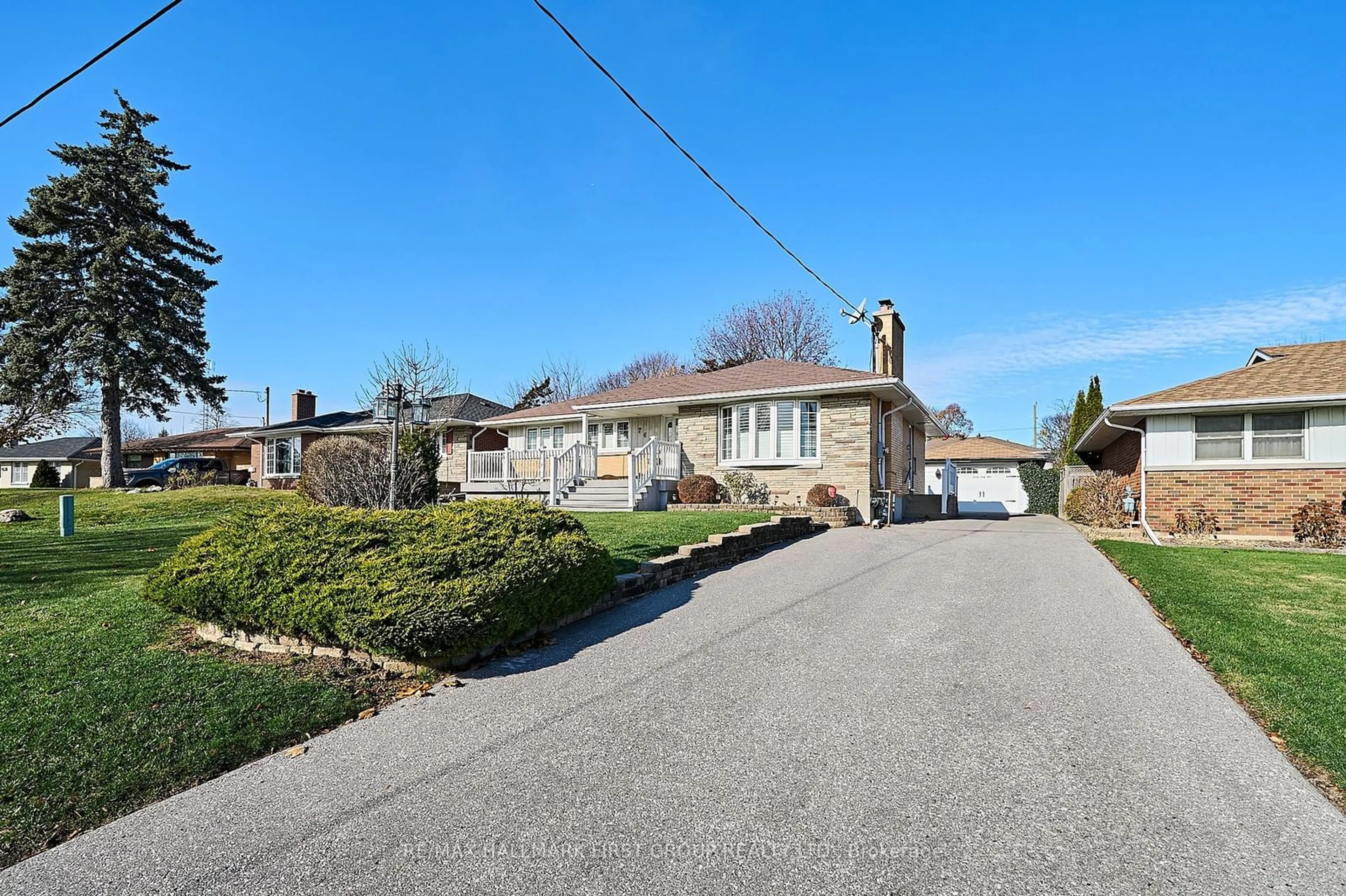 A pic from outside/outdoor area/front of a property/back of a property/a pic from drone, street for 764 Whitman Cres, Oshawa Ontario L1H 3L4