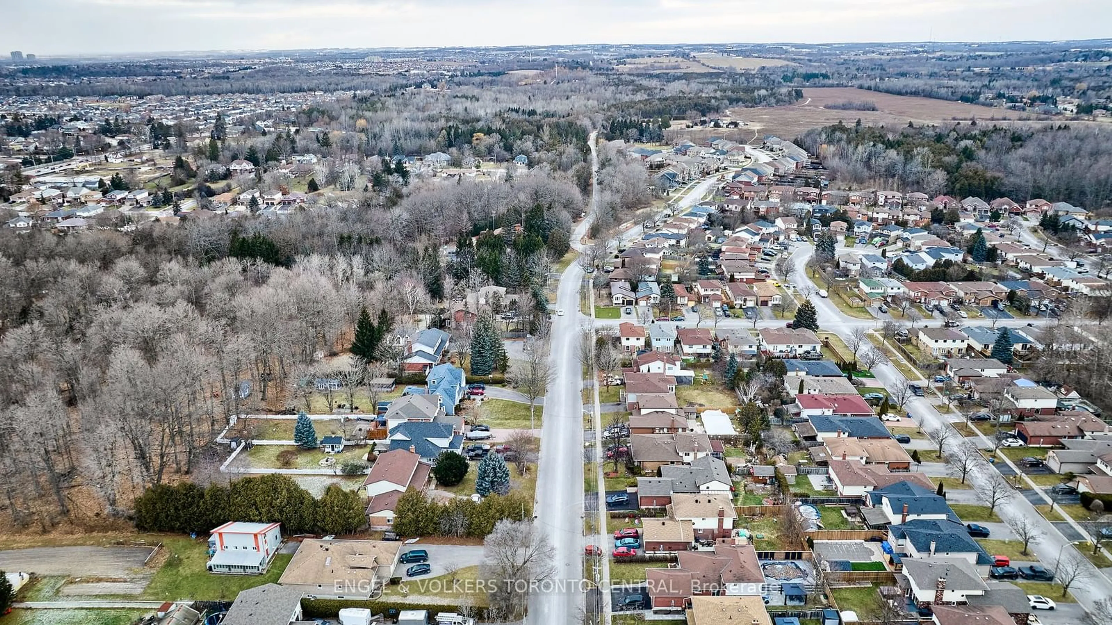 A pic from outside/outdoor area/front of a property/back of a property/a pic from drone, street for 66 Varcoe Rd, Clarington Ontario L1E 1S4