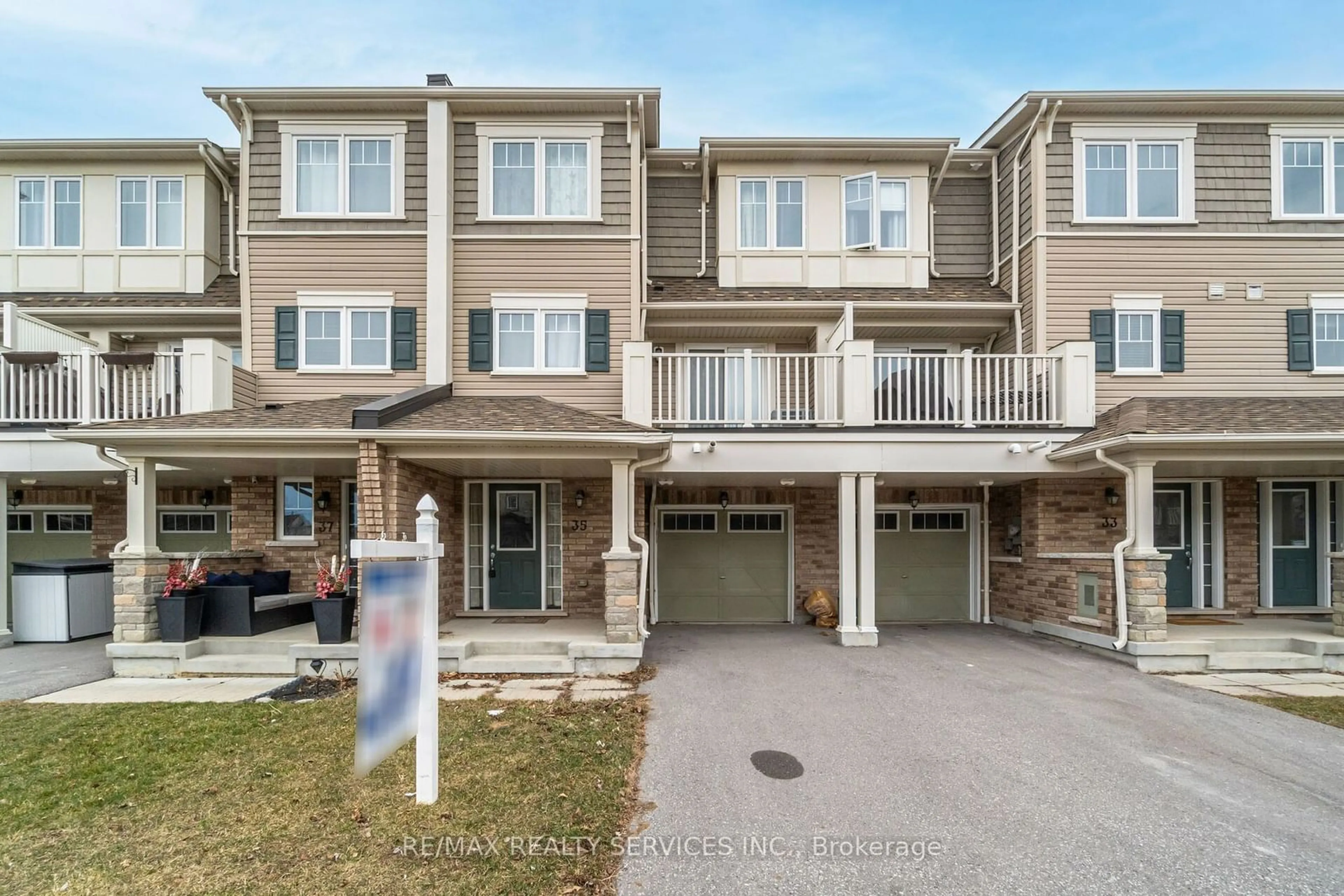 A pic from outside/outdoor area/front of a property/back of a property/a pic from drone, street for 35 Nearco Cres, Oshawa Ontario L1L 0J4