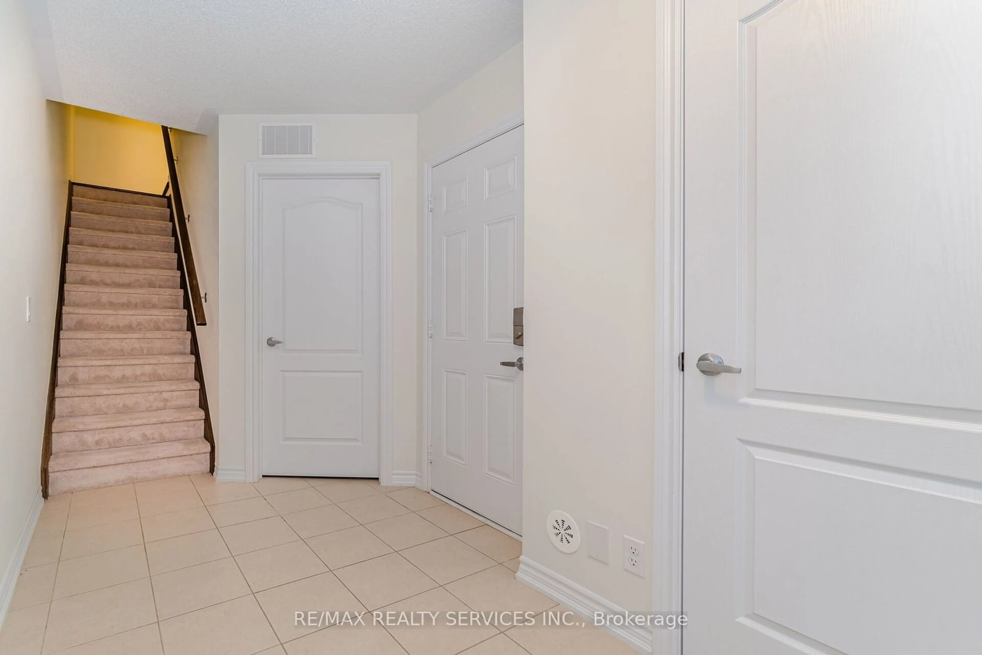 Indoor entryway for 35 Nearco Cres, Oshawa Ontario L1L 0J4