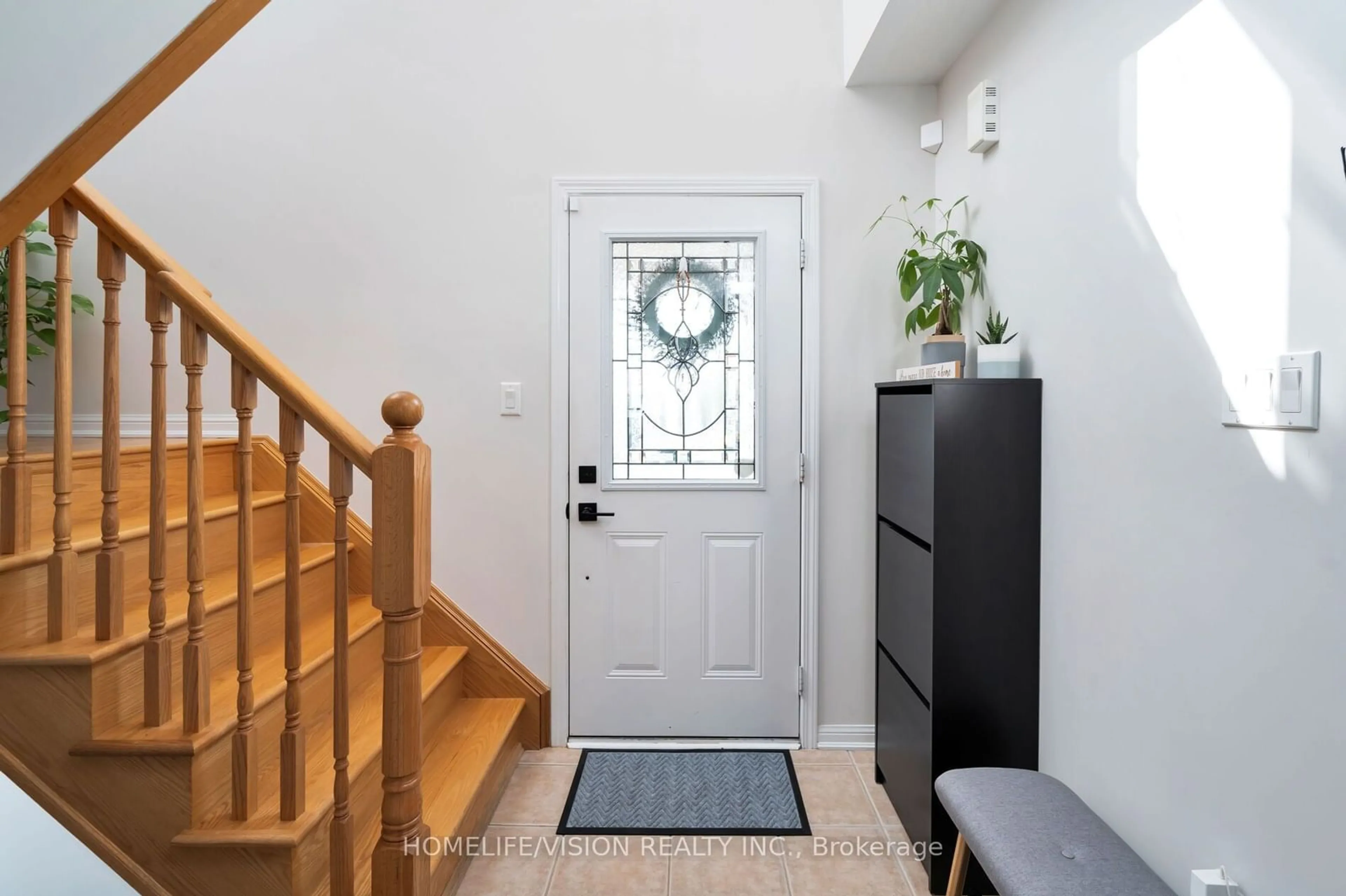 Indoor entryway for 1865 Liatris Dr, Pickering Ontario L1X 0A4