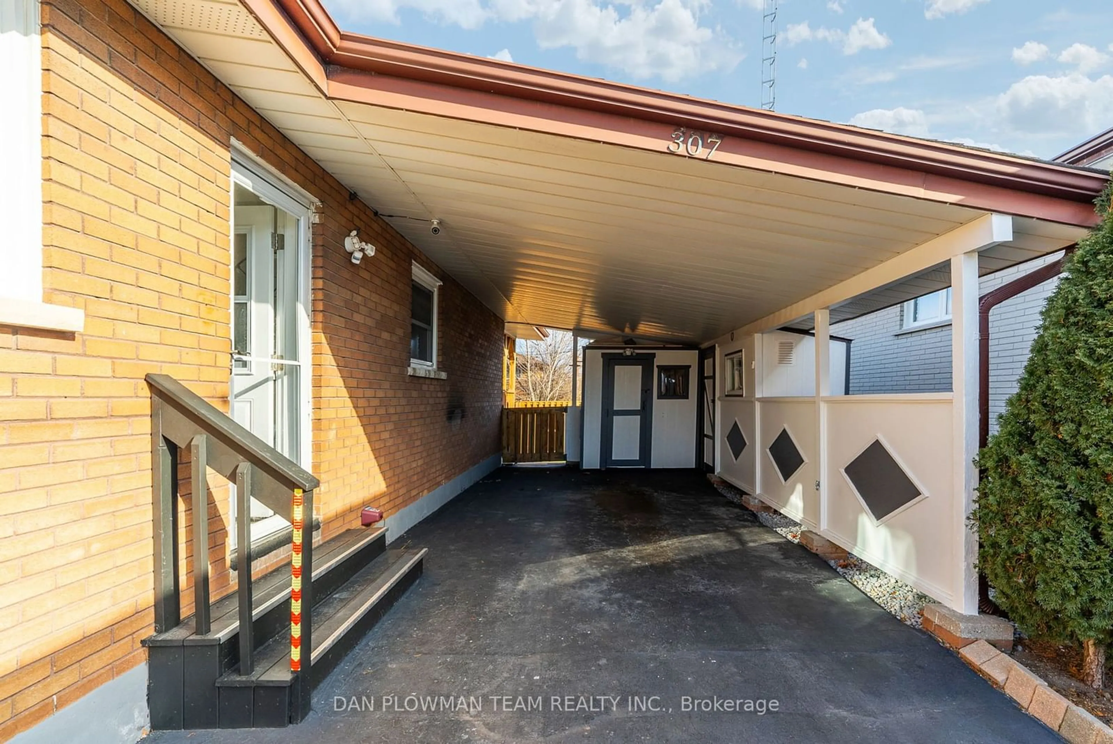 Indoor foyer for 307 Farewell St, Oshawa Ontario L1H 6L8