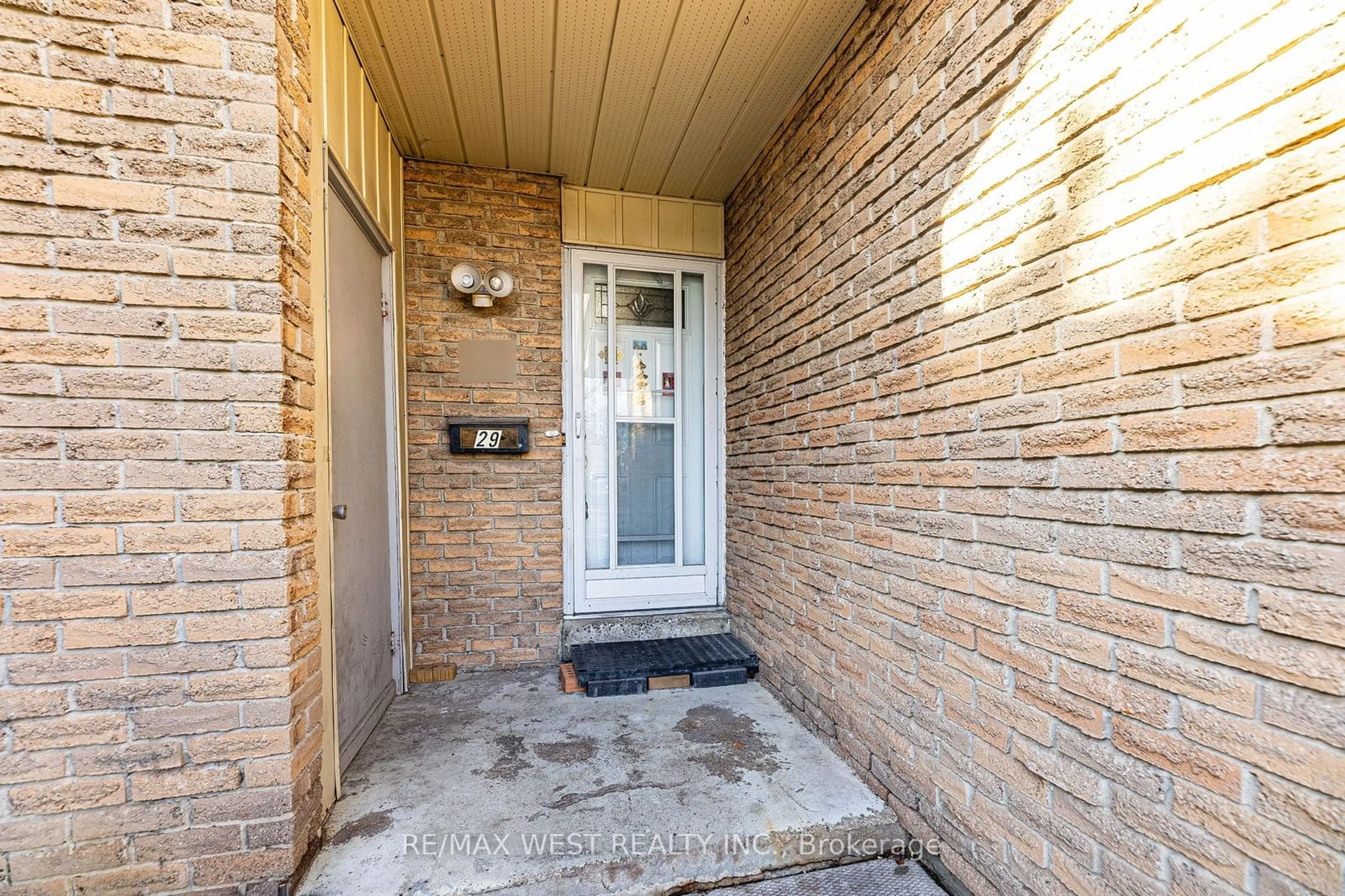 Indoor entryway for 50 Blackwell Ave #29, Toronto Ontario M1B 1K2