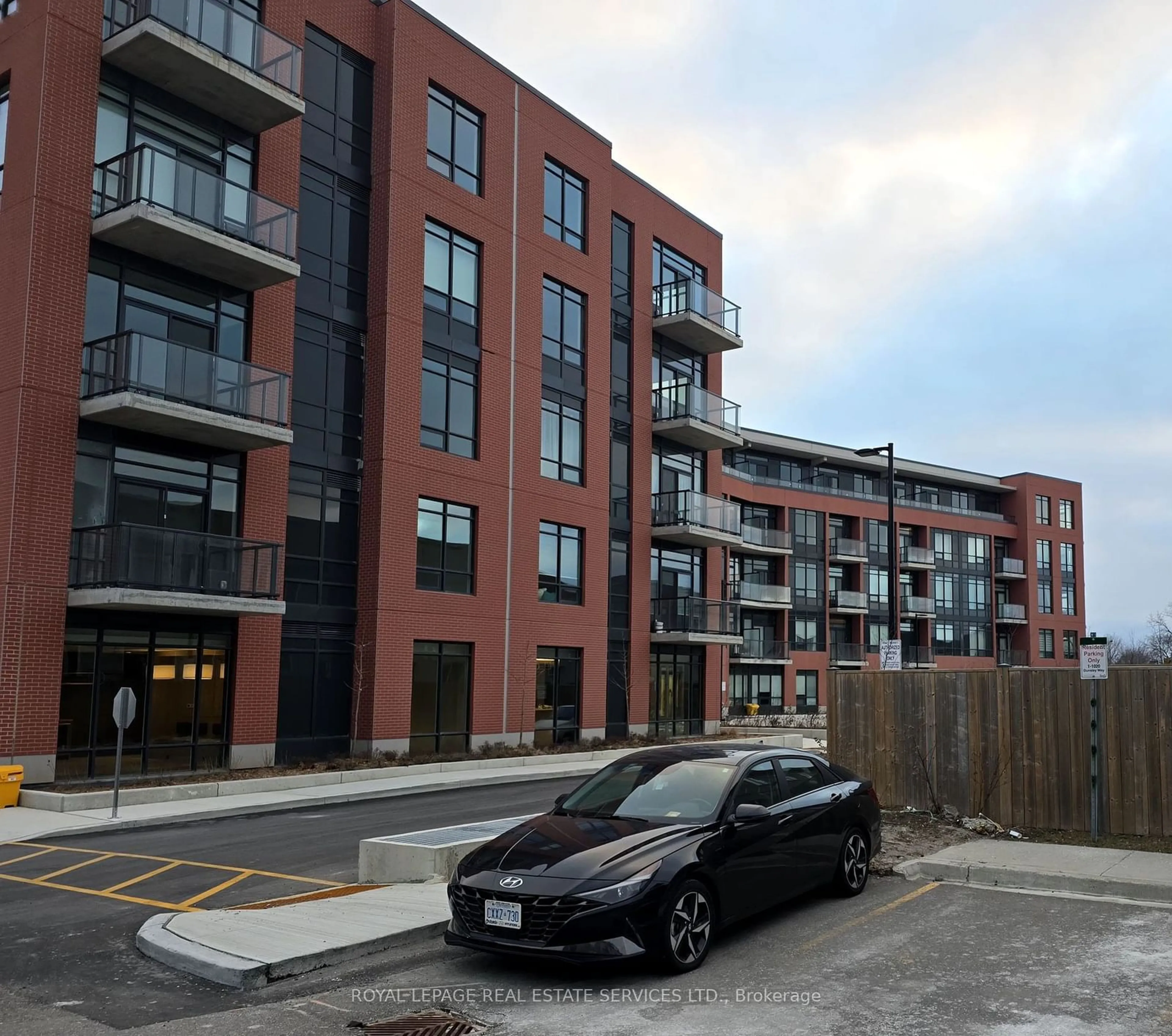 A pic from outside/outdoor area/front of a property/back of a property/a pic from drone, street for 1010 Dundas St #518, Whitby Ontario L1N 2K2