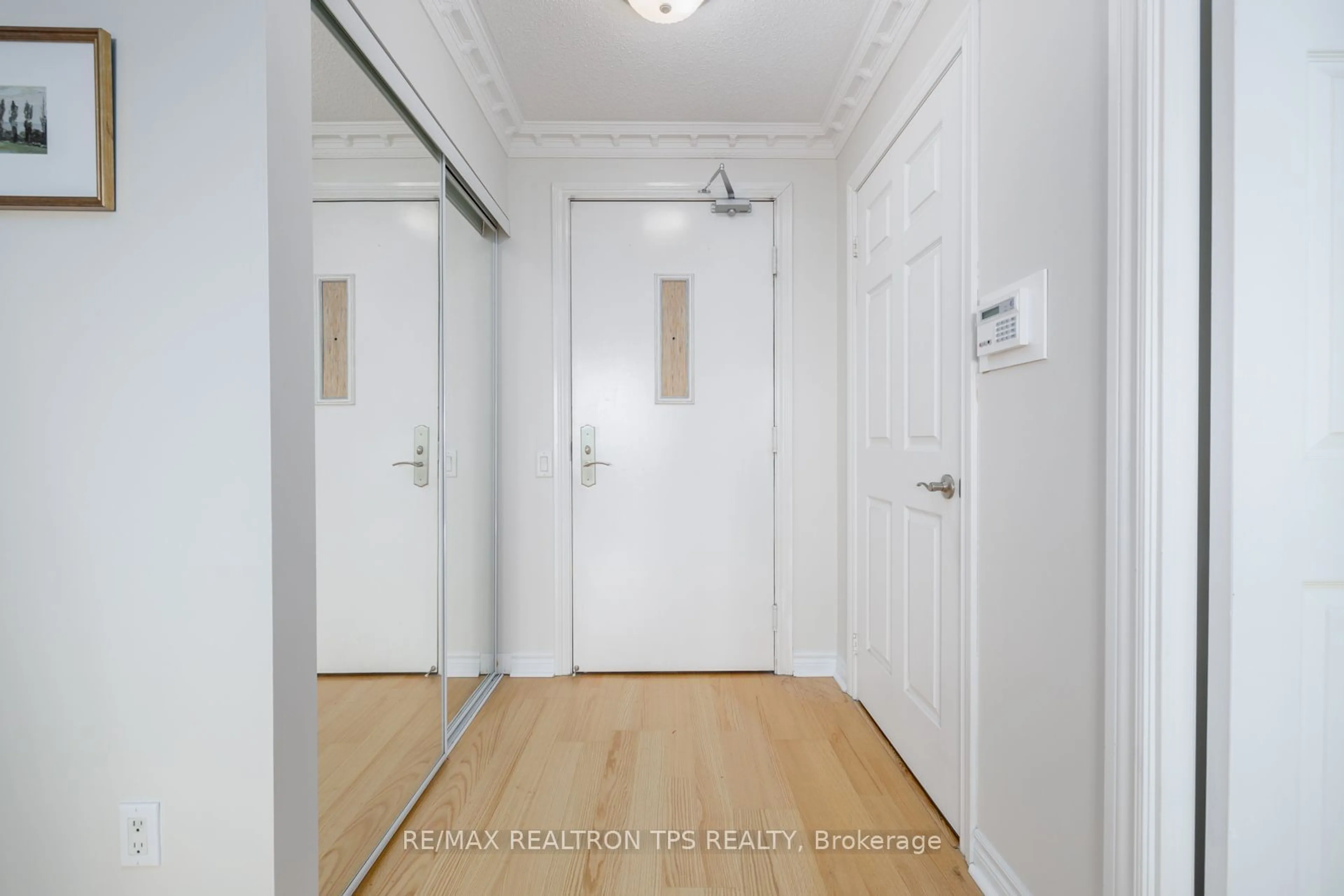 Indoor entryway for 61 Town Centre Crt #2402, Toronto Ontario M1P 5C5