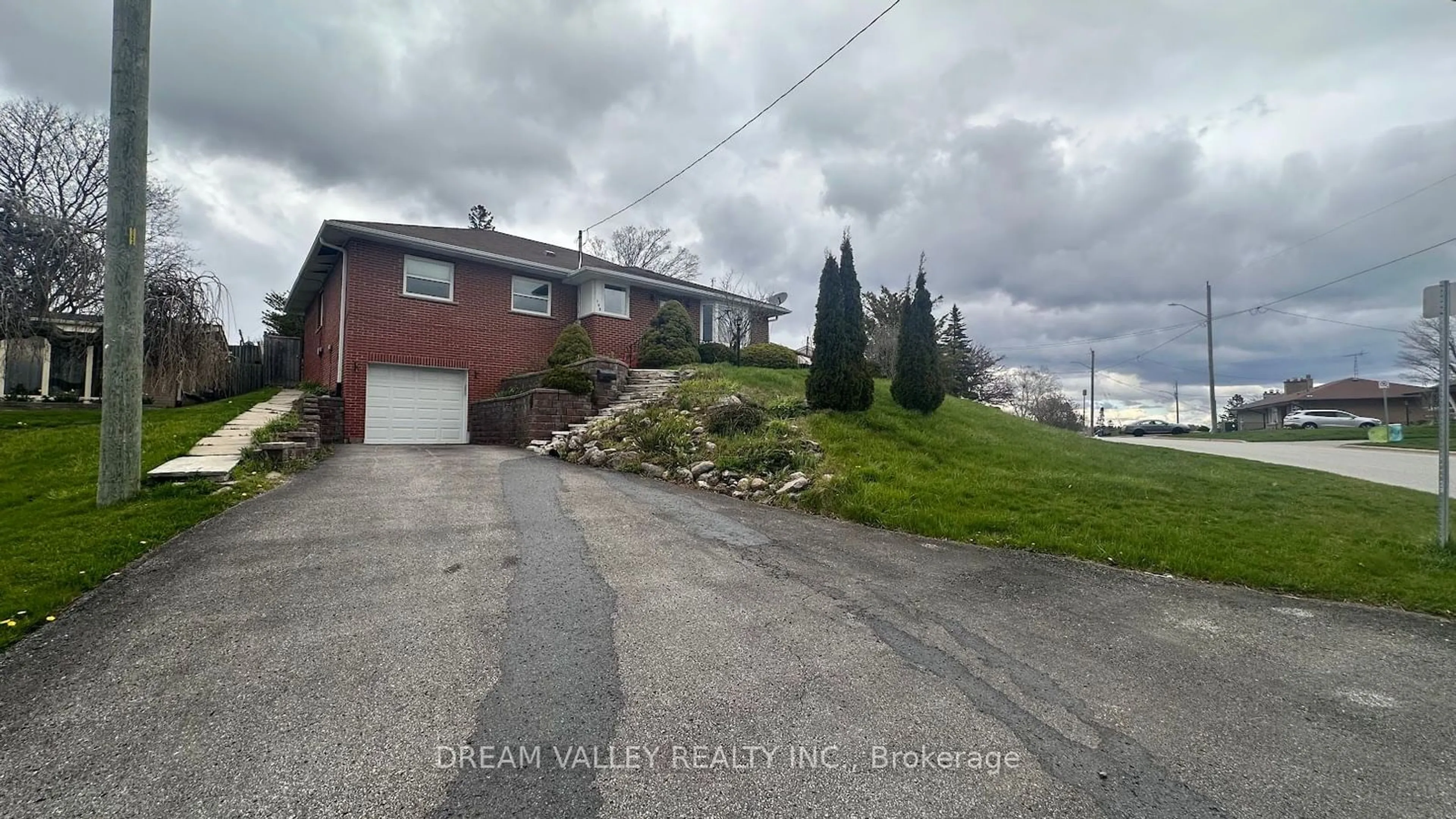 A pic from outside/outdoor area/front of a property/back of a property/a pic from drone, water/lake/river/ocean view for 708 Tennyson Ave, Oshawa Ontario L1H 3K4