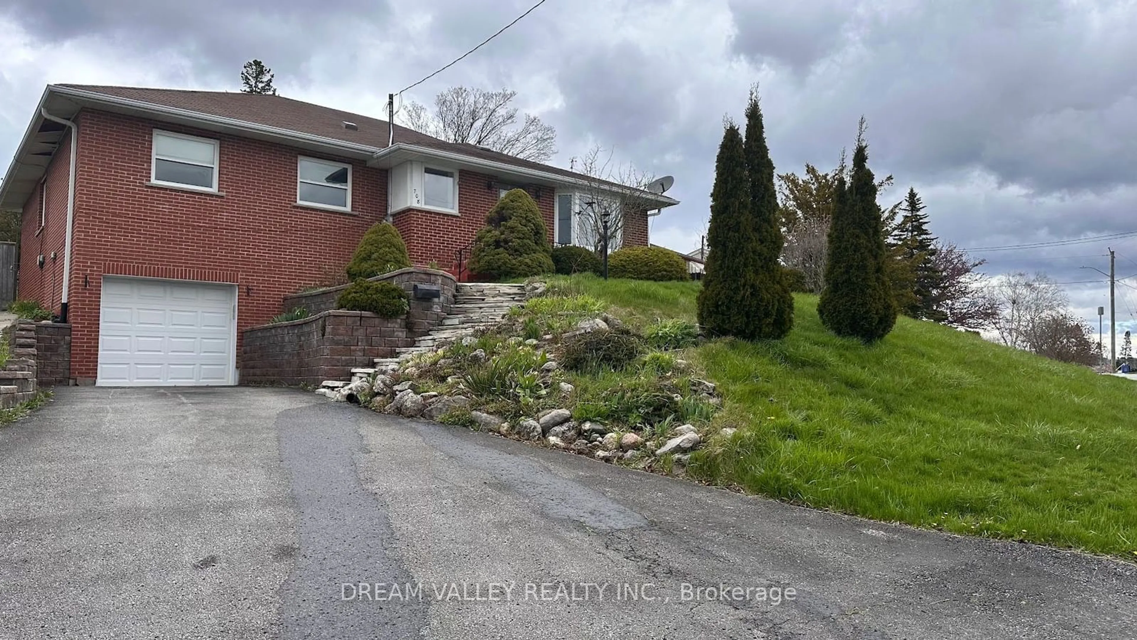 A pic from outside/outdoor area/front of a property/back of a property/a pic from drone, street for 708 Tennyson Ave, Oshawa Ontario L1H 3K4