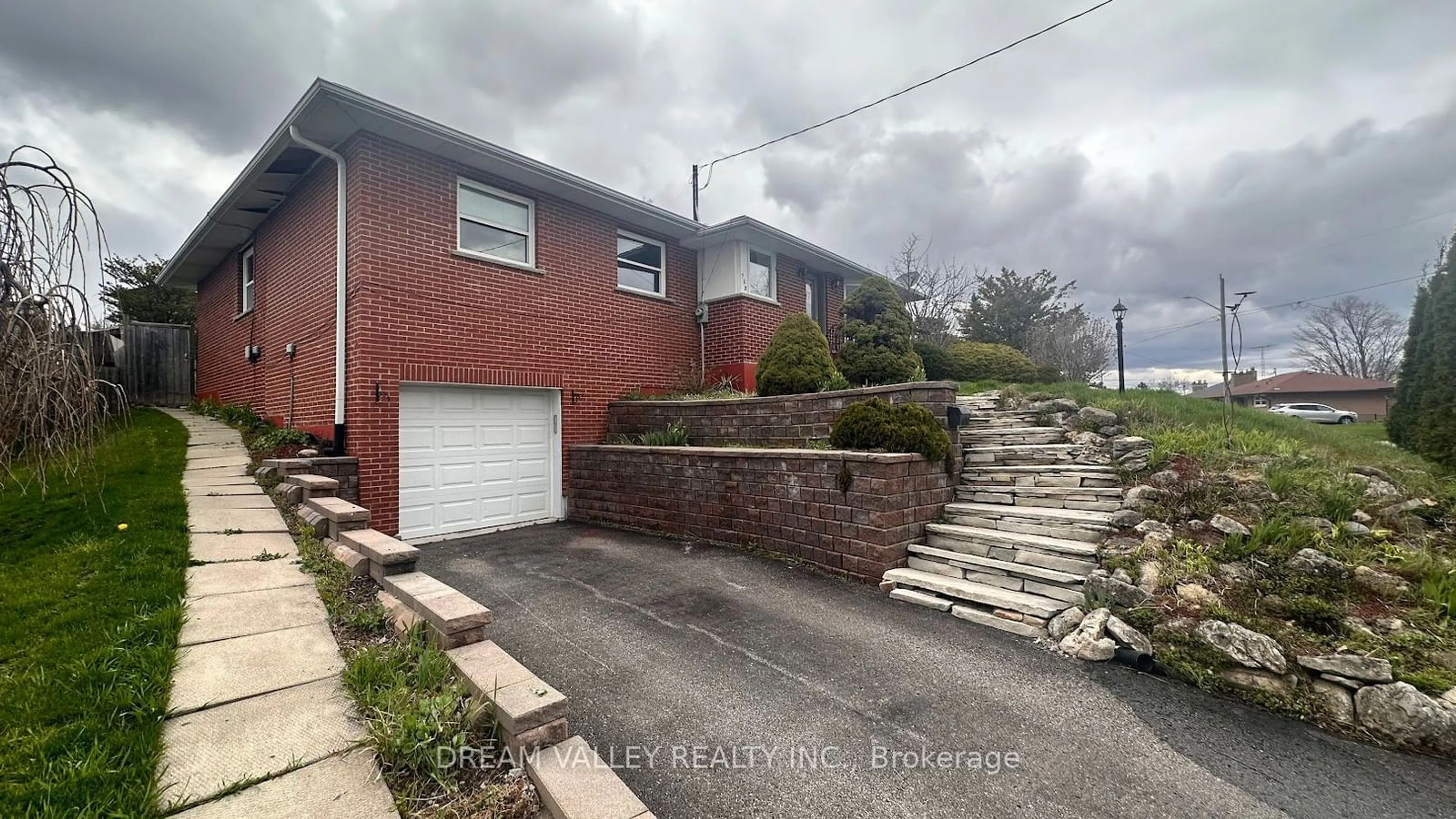 A pic from outside/outdoor area/front of a property/back of a property/a pic from drone, street for 708 Tennyson Ave, Oshawa Ontario L1H 3K4