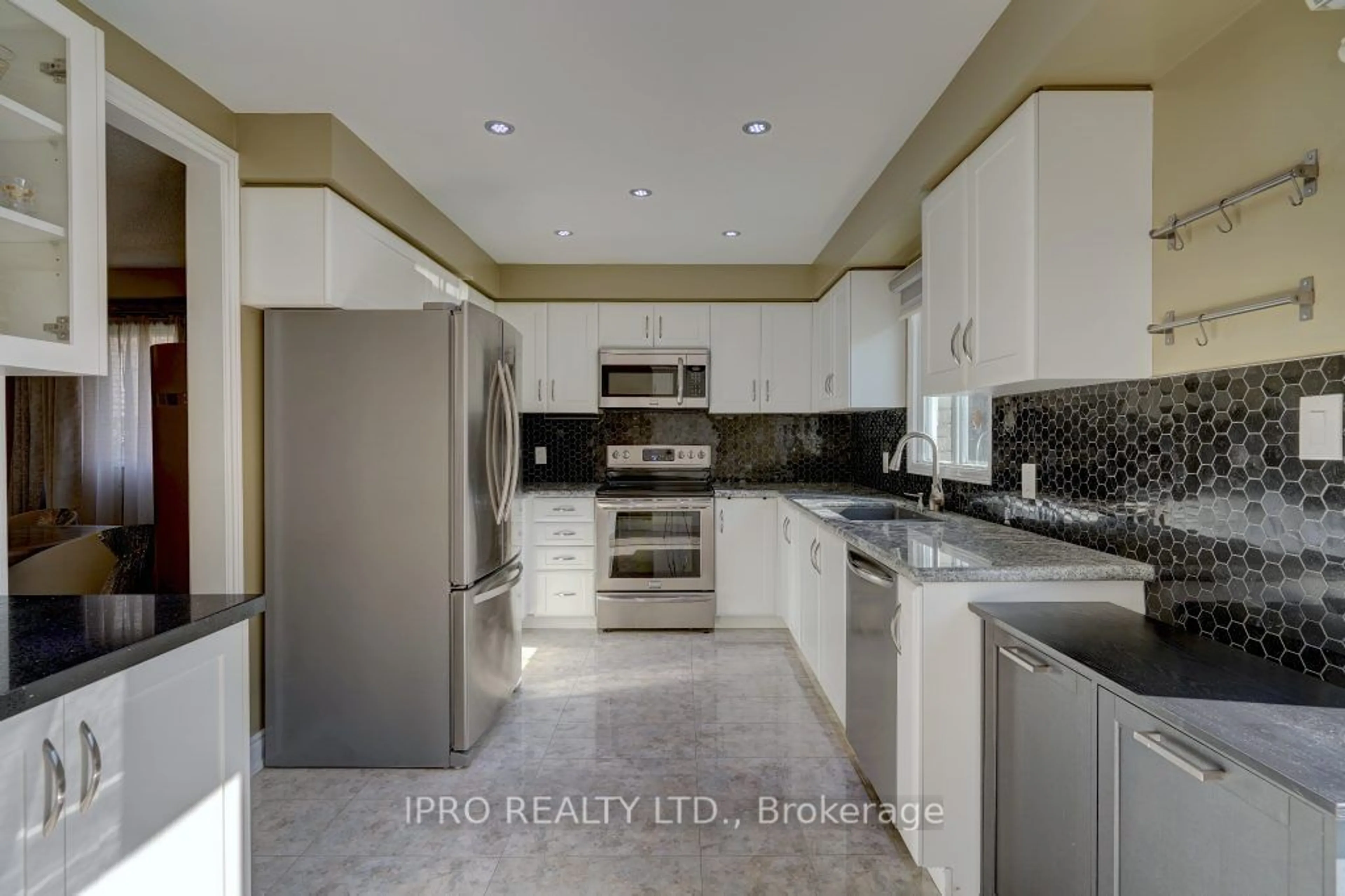 Contemporary kitchen, ceramic/tile floor for 11 GREENVIEW Crt, Whitby Ontario L1N 8J2