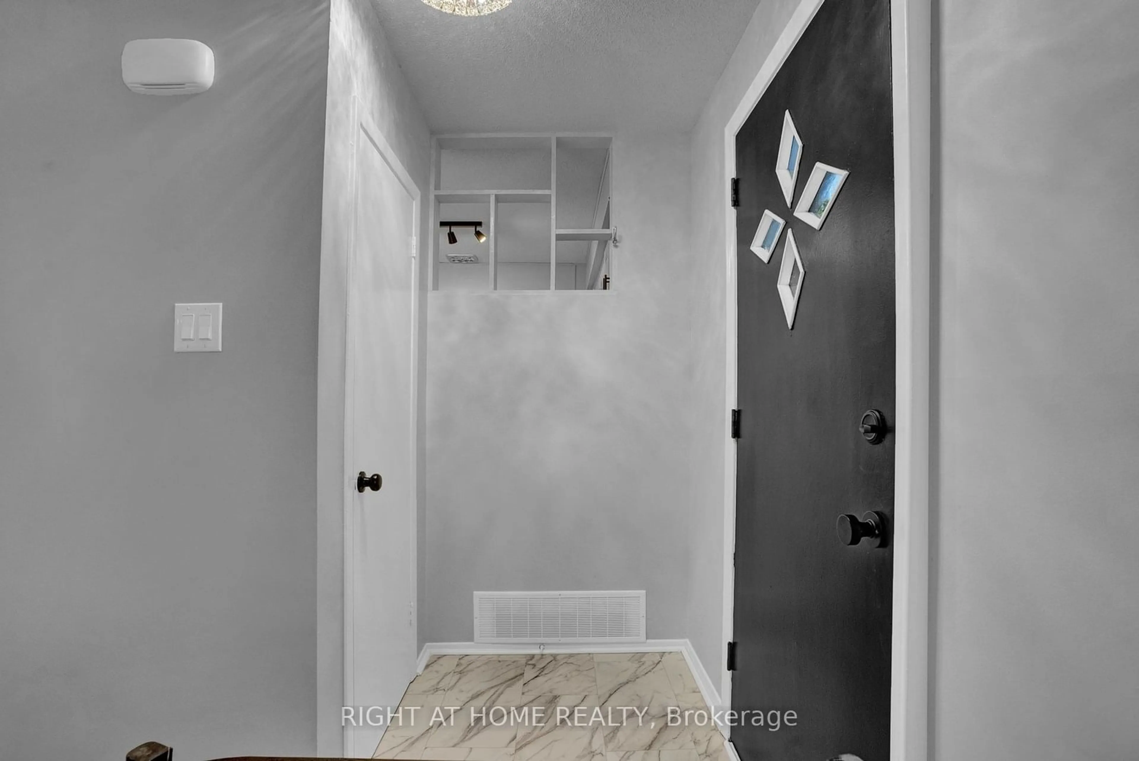 Indoor entryway for 8 Longhouse Pl, Toronto Ontario M1H 1W3