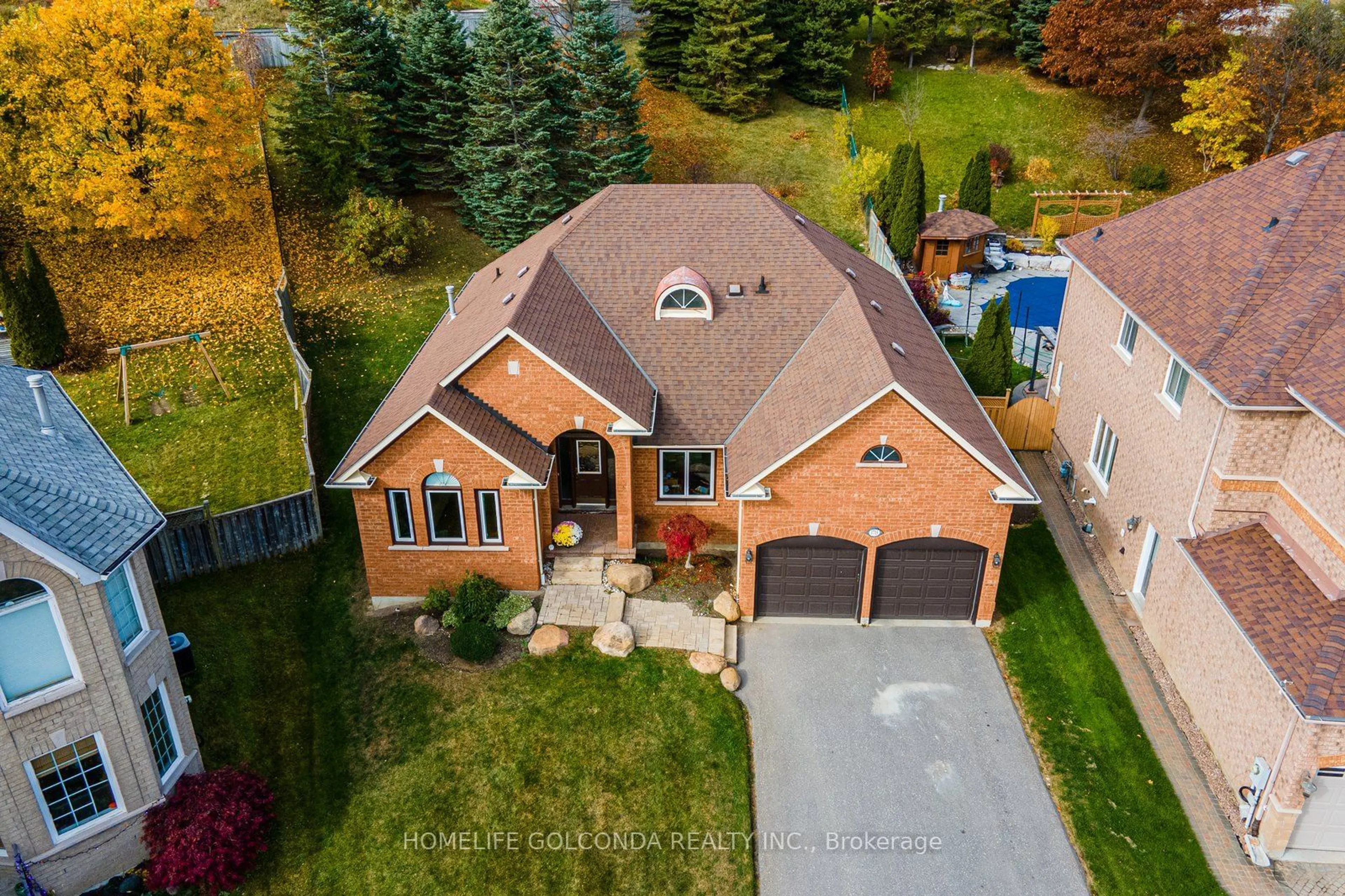 A pic from outside/outdoor area/front of a property/back of a property/a pic from drone, street for 1715 Maple Hill Crt, Pickering Ontario L1X 2T4