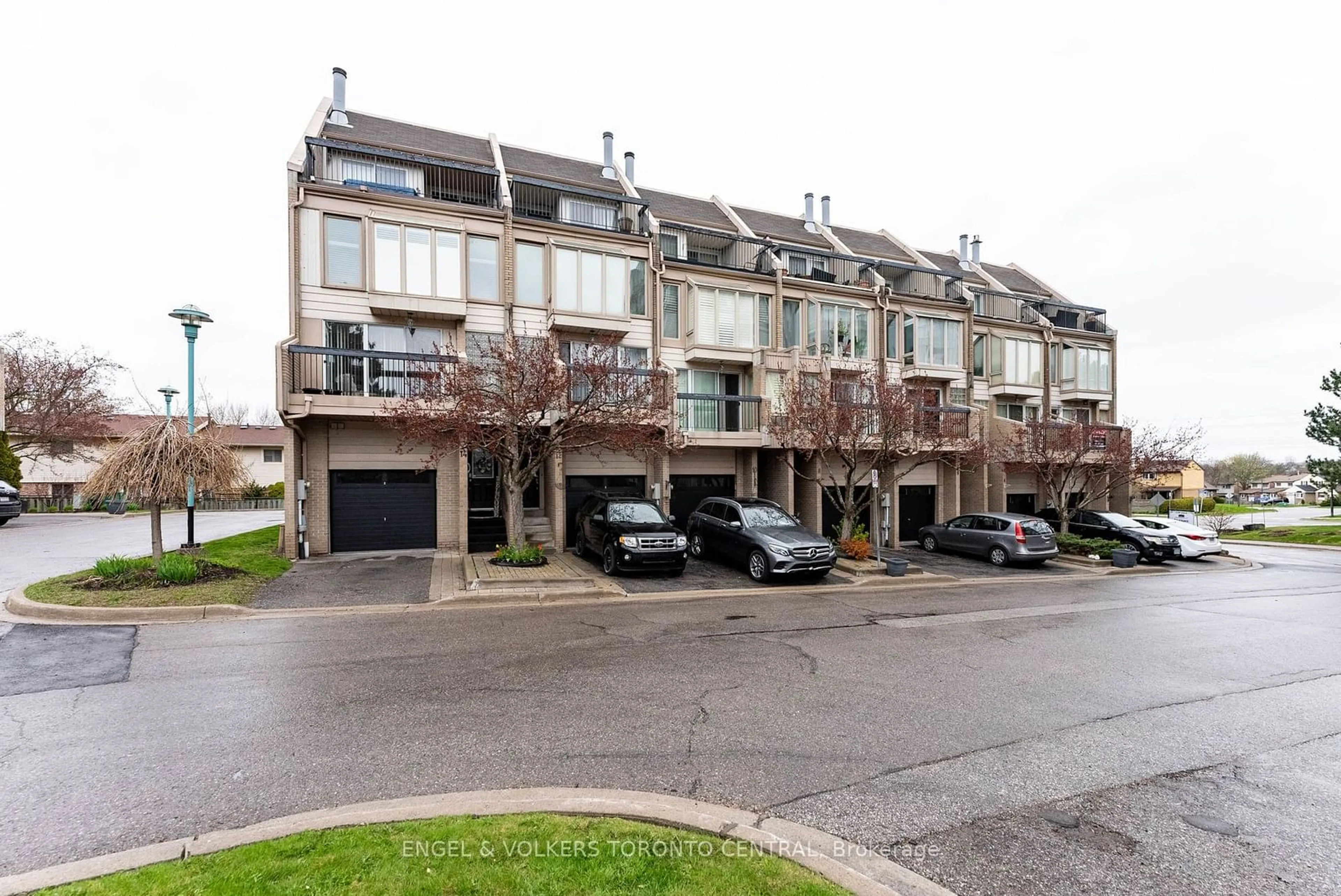 A pic from outside/outdoor area/front of a property/back of a property/a pic from drone, street for 6 Cumberland Lane, Ajax Ontario L1S 7K4