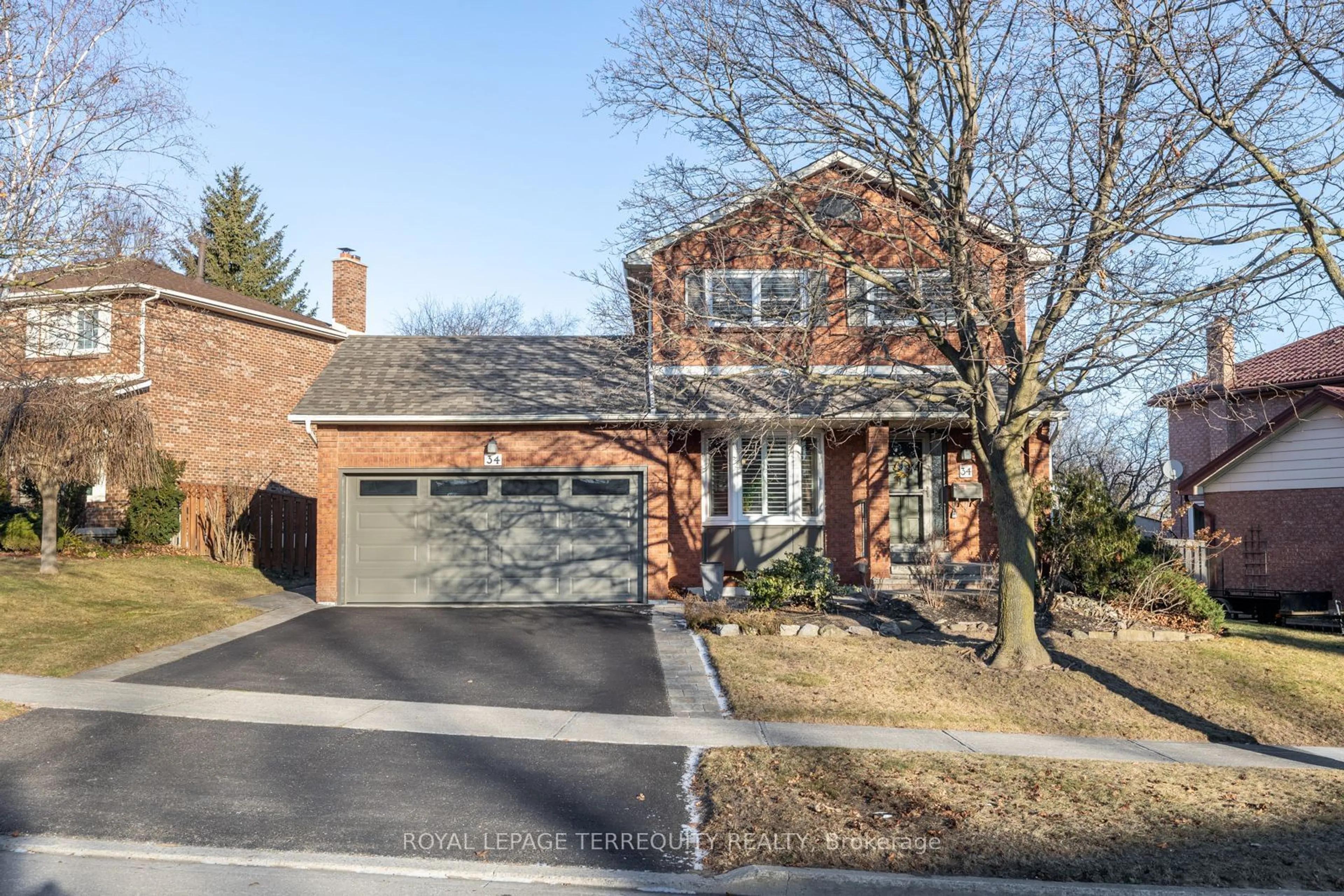 Home with brick exterior material, street for 34 Canadian Oaks Dr, Whitby Ontario L1N 6W8