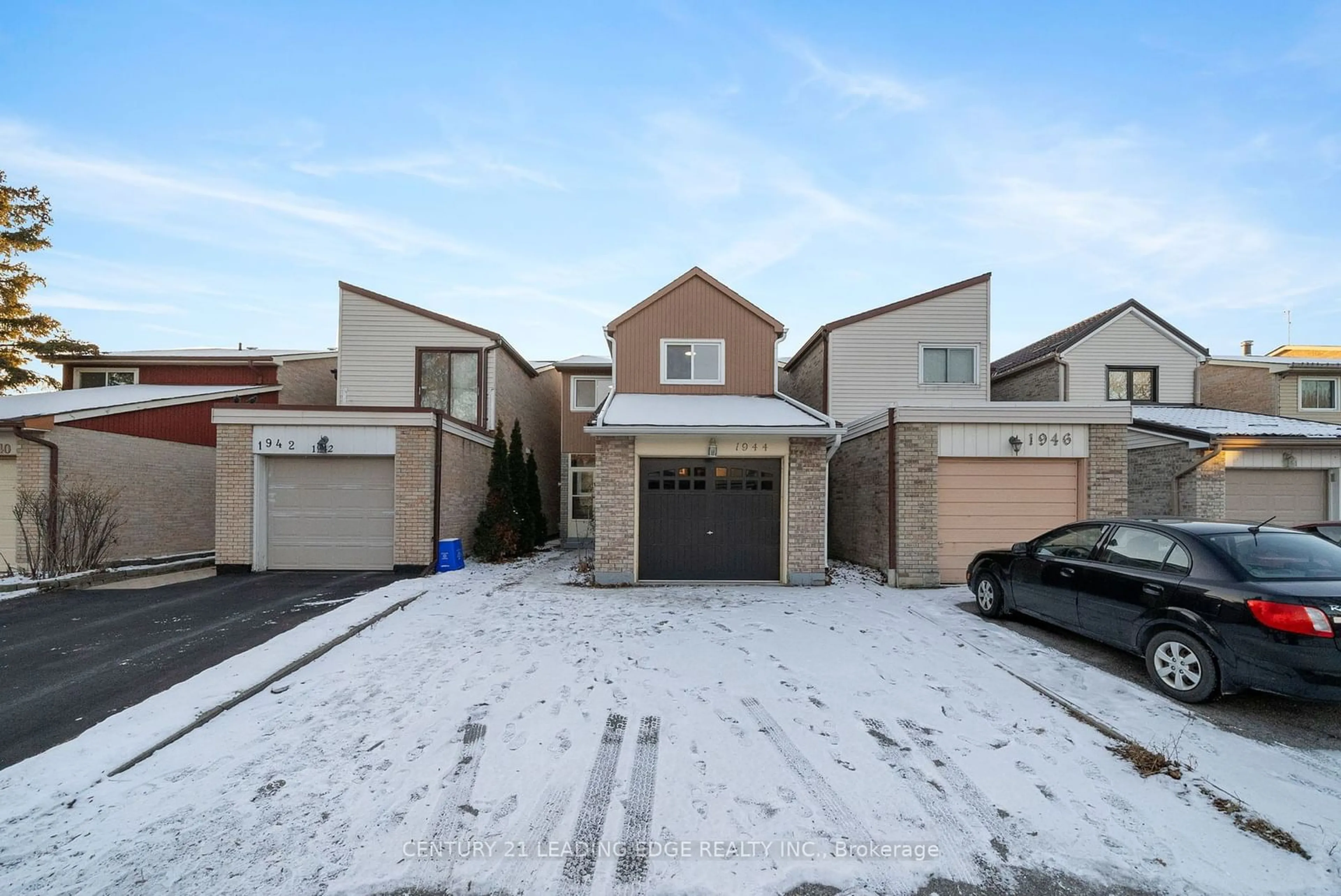 A pic from outside/outdoor area/front of a property/back of a property/a pic from drone, street for 1944 Memory Lane, Pickering Ontario L1V 2V3