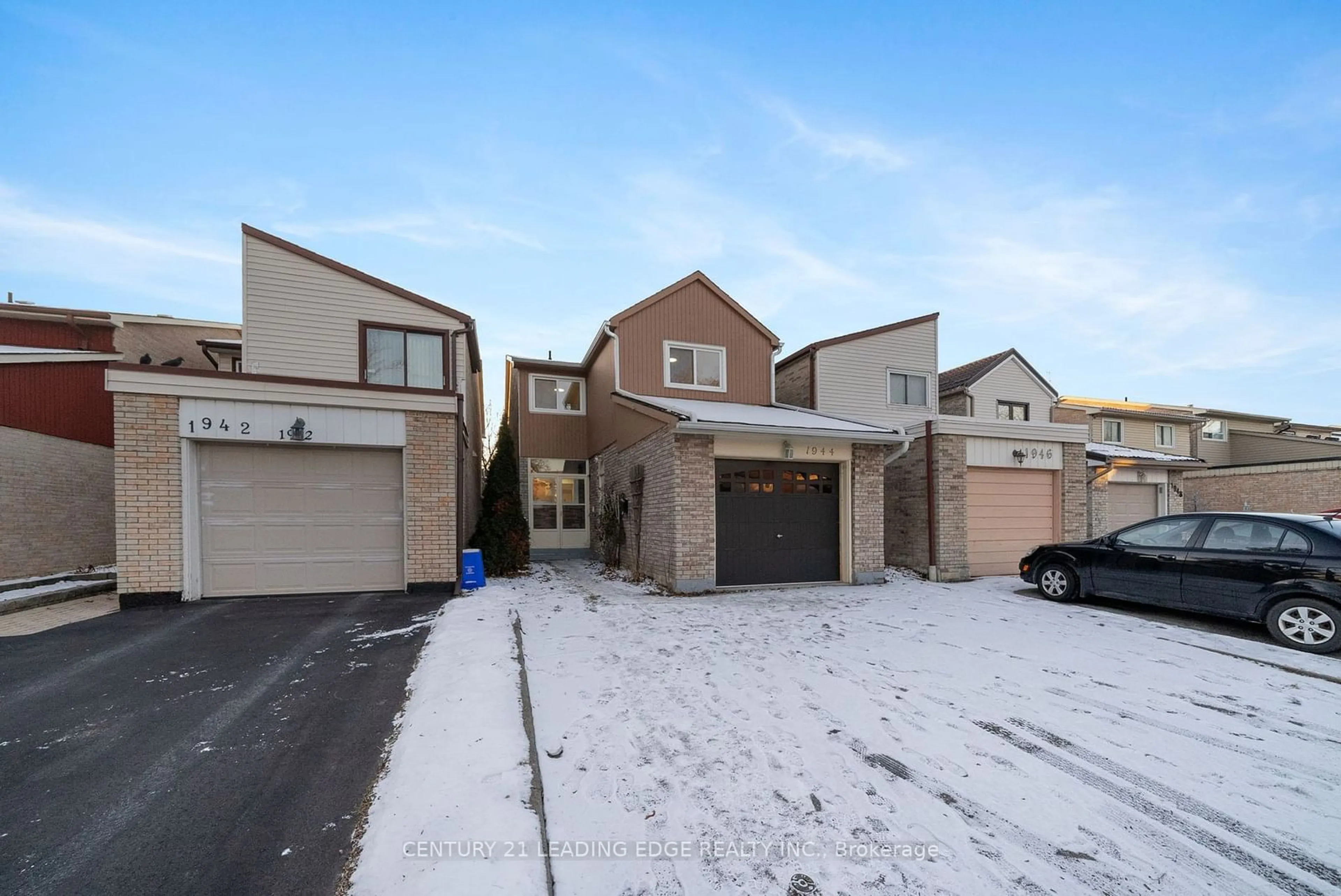 A pic from outside/outdoor area/front of a property/back of a property/a pic from drone, street for 1944 Memory Lane, Pickering Ontario L1V 2V3